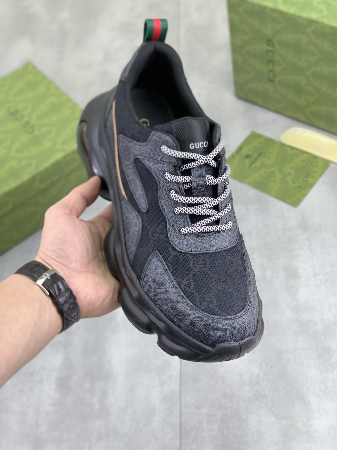 NO:605043,[Real price] (Gucci) The latest casual and fashionable men's shoes from the official website, the popular version is simple and elegant, exclusive for trendy men. The unique official website's latest brand double G element element Gucci original decoration, fashionable and generous, the fabric is original frosted calfskin, fully imported first-layer pigskin lining, the official website specifies wear-resistant, lightweight original rubber casual outsole, the classic model is shot in person 38-44, 4 colors are available,, gucci, cowhide19860909【实价】（古奇GUCCI）官网最新款休闲时尚男鞋,爆款版型简洁大气,潮男专属.独有的官网最新品牌双G素元素古奇原版装饰,时尚又大方,面料原版磨砂小牛皮全进口头层猪皮内里,官网指定耐磨、轻便原版橡胶休闲大底,经典款实物拍摄38-44 4款颜色可选,,gucci,cowhide,Men's shoes