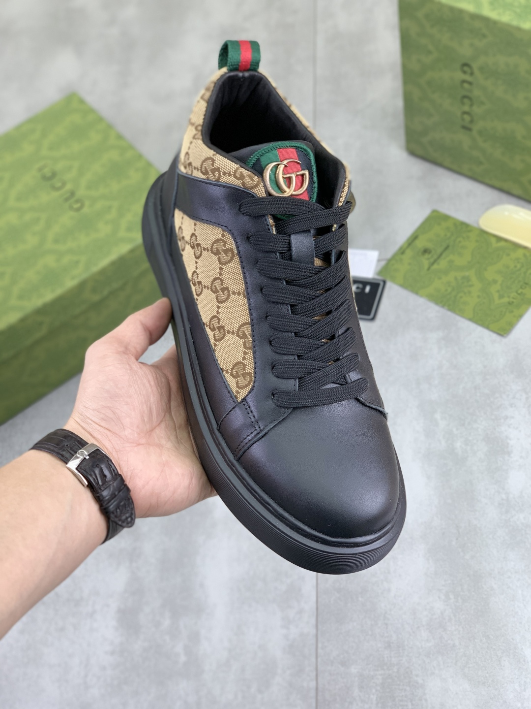 NO:605046,[Real price] (Gucci) The latest casual and fashionable men's shoes from the official website, the popular version is simple and elegant, exclusive for trendy men. The unique official website's latest brand double G element element Gucci original decoration, fashionable and generous, the fabric is original frosted calfskin, fully imported first-layer pigskin lining, the official website specifies wear-resistant, lightweight original rubber casual outsole, classic model 38-44, 2 colors available, gucci, cowhide19860909【实价】（古奇GUCCI）官网最新款休闲时尚男鞋,爆款版型简洁大气,潮男专属.独有的官网最新品牌双G素元素古奇原版装饰,时尚又大方,面料原版磨砂小牛皮全进口头层猪皮内里,官网指定耐磨、轻便原版橡胶休闲大底,经典款实物拍摄38-44 2款颜色可选,,gucci,cowhide,Men's shoes