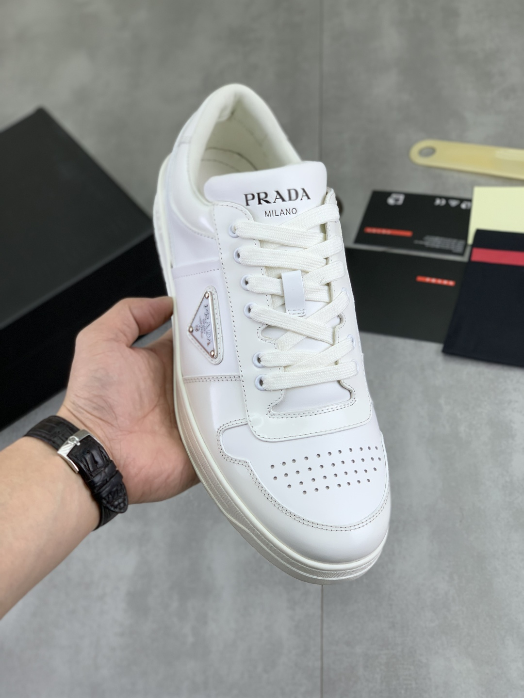 NO:605049,[Real Price] The top version is available for couples on the official website. The trendy brand (PRADA) mainly promotes popular models, avant-garde and versatile fashionable men's shoes, private version mold opening, cowhide surface splicing 11.. Stylish and simple, original imported cowhide lining and cowhide feet; the atmosphere and personality are more fashionable, eye-catching and pursuing class. It will subvert old ideas and be a must-have for fashionistas who want to spend time with you! Must keep it! Tall and comfortable, high-end workmanship. Size 35-40 for women.  Male 39-45 (46 customized) black box packaging, prada, prada, cowhide19860909【实价】顶级版本 官网情侣爆款上市, 潮牌（普拉达PRADA）主推爆款,前卫百搭时尚男鞋私版开模,牛皮面拼接11..时尚干脆、原版进口牛皮内里牛皮垫脚；大气个性更潮更抢眼更追求档次,它将颠覆旧念,与您共度时尚潮人必备! 必自留 ! 高大上的舒适大低,高端品质做工.码数女35-40 男39-45（46定做） 黑盒包装,,prada,prada,cowhide,Men's shoes