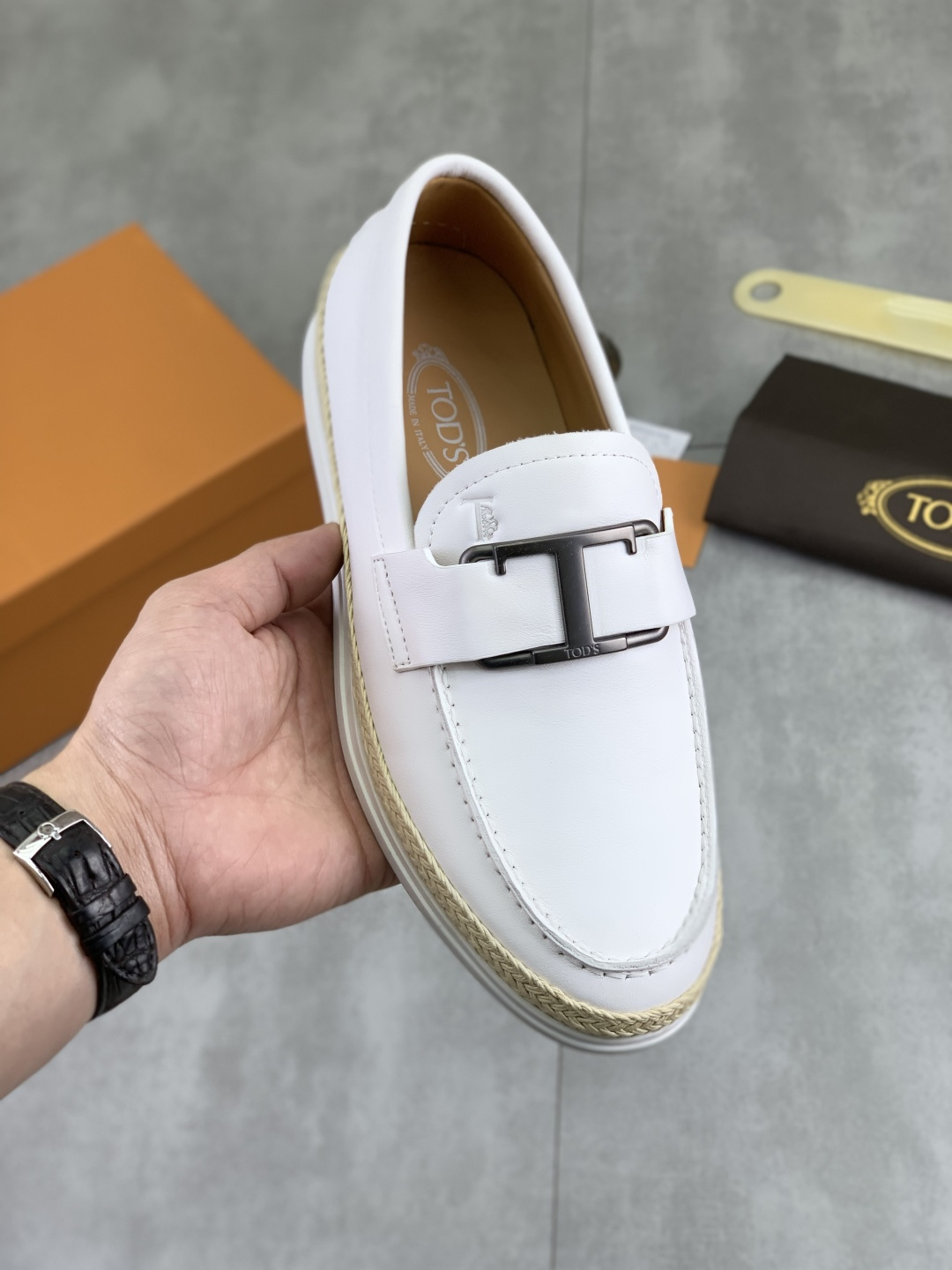 NO:605128,[Real price] Top version of the same style of 'tod's' Tod's business beanie shoes, top men's purchasing agent, on sale at the same time, top-grade original calfskin first-layer cowhide lining imported from Italy, original sole provided by the original factory, fine workmanship, impeccable, can be entered and exited at will; the real thing is super beautiful, 38-46, multiple colors to choose from, Tod's,cowhide19860909【实价】顶级版本 同款《tod's》托德斯商务豆豆鞋 顶级代购男士 同步 发售, 意大利进口顶级原版小牛皮头层牛皮内里 原厂特供原版底,做工精细 无可挑剔 可随意进出；实物超级漂亮 38-46 多款颜色选,,Tod's,cowhide,Men's shoes