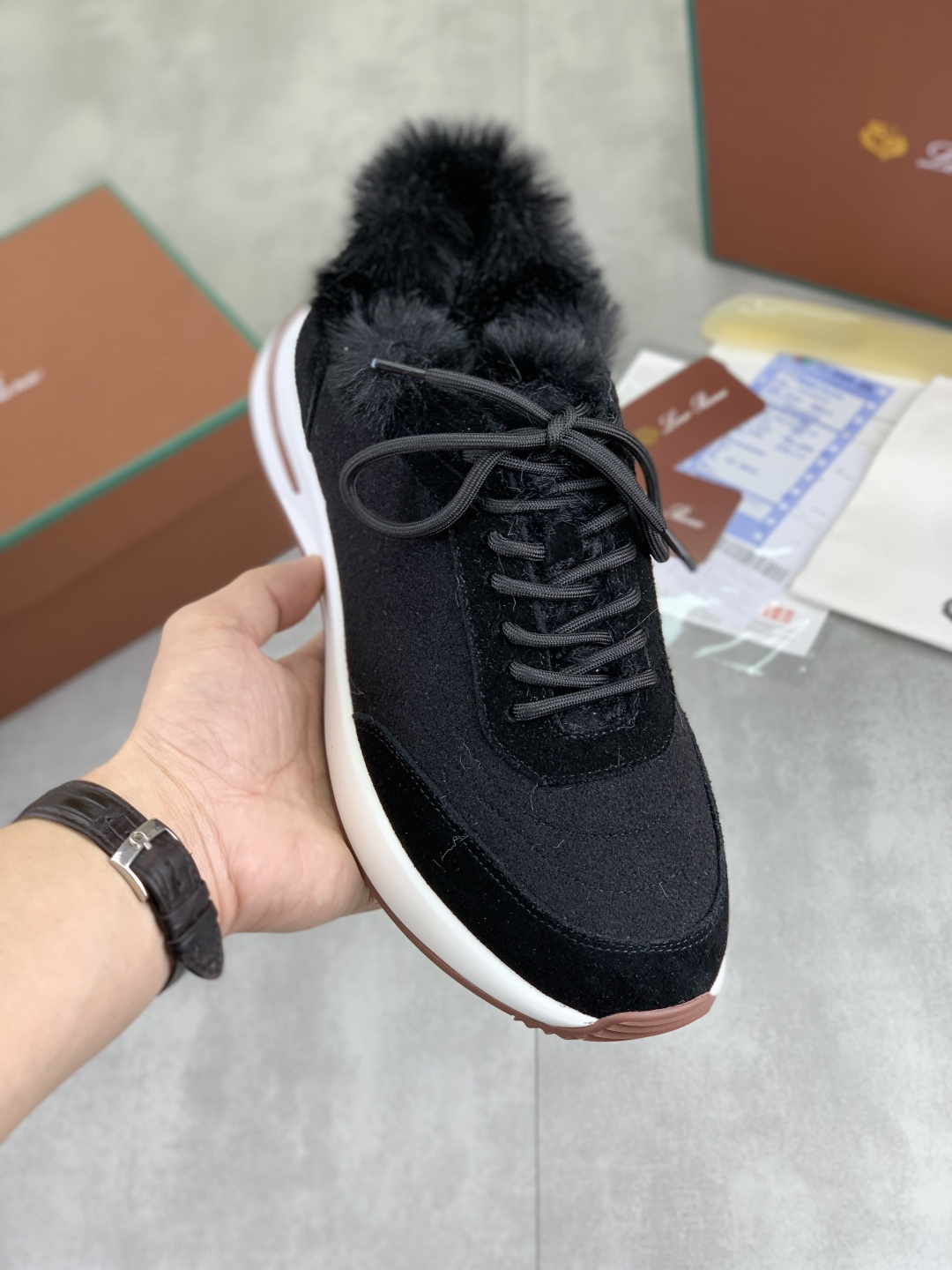 NO:605130,Real price Maori's latest casual shoes Loro Piana. Top-grade purchase original copy. Founded the existing Loro Piana company on January 24th. The family business is now in its sixth generation. It provides high-quality products for customers who are discerning about taste and quality. Imported original fly woven with cowhide fabric, lining made of plain calfskin. Hand-stitched thread with cowhide feet. Original packaging. High-end outsole. Size 38-44 (45)  46 customized) 5 colors available, loro piana, cowhide19860909实价毛里 最新款休闲鞋Loro Piana 顶级级购买原版复制 于194月24日一手创立现有的Loro Piana公司.家族经营至今已是第六代,为讲求品味及对质量有要求的顾客提供上等的优质商品 进口原版飞织配牛皮面料 ,内里平纹小牛皮制成 手工缝制线配牛皮垫脚 原版包装 高端大底 码数38-44（45 46定做）5款颜色可选,,loro piana,cowhide,Men's shoes