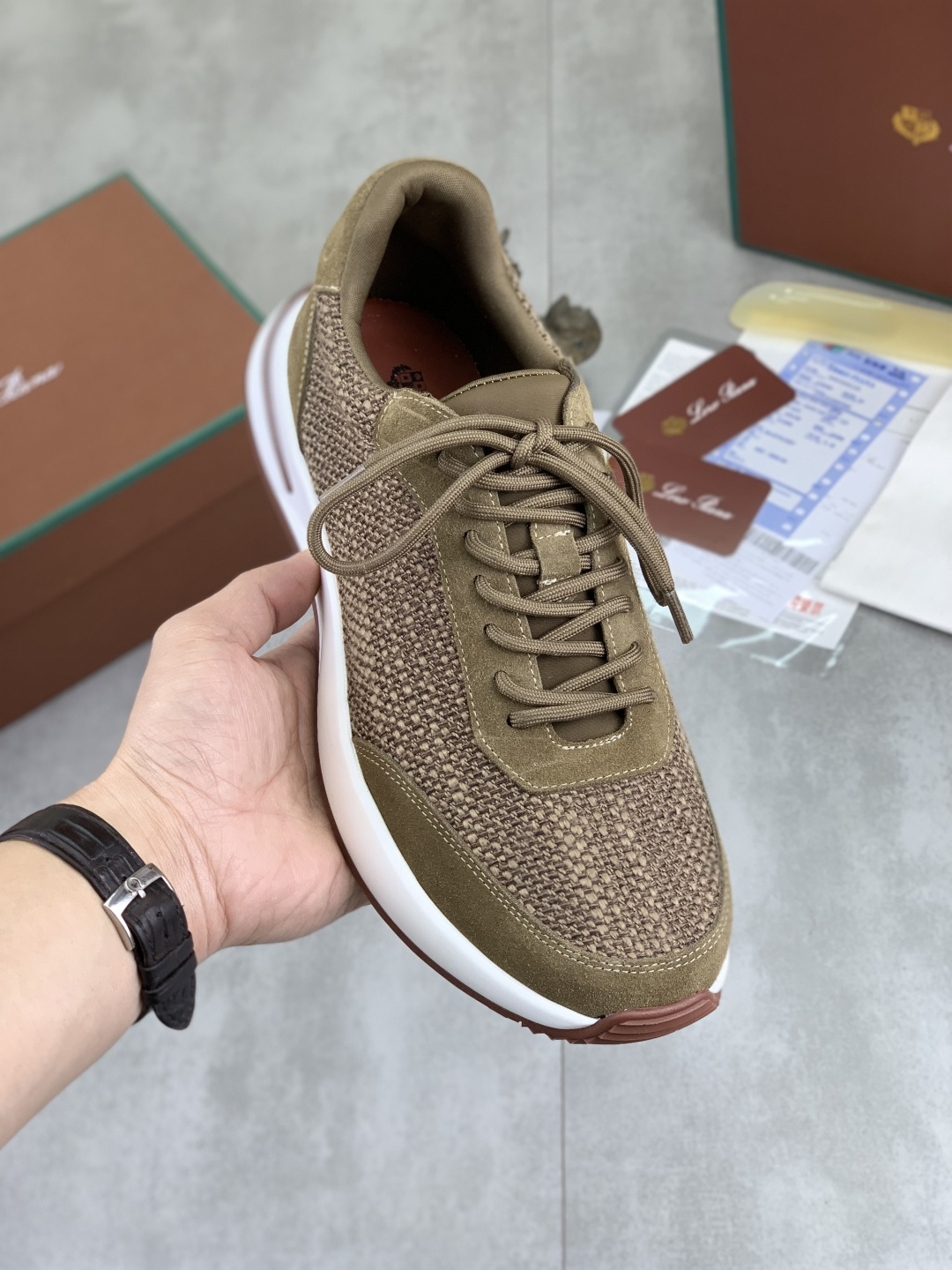 NO:605131,Actual price. The latest casual shoes Loro Piana. Top-grade purchase original copy. Founded the existing Loro Piana company on August 24th. The family business is now in its sixth generation. It provides high-quality products for customers who are discerning about taste and quality. Imported original fly woven with cowhide fabric, lining made of plain calfskin. Hand-stitched thread with cowhide feet. Original packaging. High-end outsole. Size: 38-44 (45).  46 customized) 5 colors available, loro piana, cowhide19860909实价 最新款休闲鞋Loro Piana 顶级级购买原版复制 于194月24日一手创立现有的Loro Piana公司.家族经营至今已是第六代,为讲求品味及对质量有要求的顾客提供上等的优质商品 进口原版飞织配牛皮面料 ,内里平纹小牛皮制成 手工缝制线配牛皮垫脚 原版包装 高端大底 码数38-44（45 46定做）5款颜色可选,,loro piana,cowhide,Men's shoes