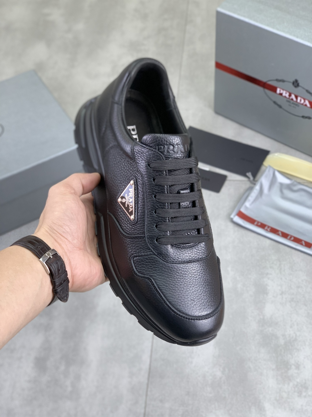 NO:605134,[Real price] Top quality. New popular models on the official website are on the market. They will not go out of style for a century. Trendy brands (Prada) mainly promote popular models. Avant-garde and versatile fashionable men's shoes are privately modeled. The cowhide surface is stitched with 11 oil edges. The fashion is straightforward, and the original imported cowhide is lined with cowhide feet. The atmosphere and personality are more fashionable, eye-catching and pursuing class. It will subvert old ideas and be a must-have for fashionistas who want to spend time with you! Must keep it!  High-end, comfortable and low-end, high-end quality workmanship. Size 38-44, multiple colors available. Full set of packaging, prada, prada, cowhide19860909【实价】顶级品质 官网新款爆款上市,百年不过时, 潮牌（普拉达Prada）主推爆款,前卫百搭时尚男鞋私版开模,牛皮面拼接11油边处理..时尚干脆、原版进口牛皮内里牛皮垫脚；大气个性更潮更抢眼更追求档次,它将颠覆旧念,与您共度时尚潮人必备! 必自留 ! 高端舒适大低,高端品质做工.码数38-44 多款颜色可选.全套包装,,prada,prada,cowhide,Men's shoes