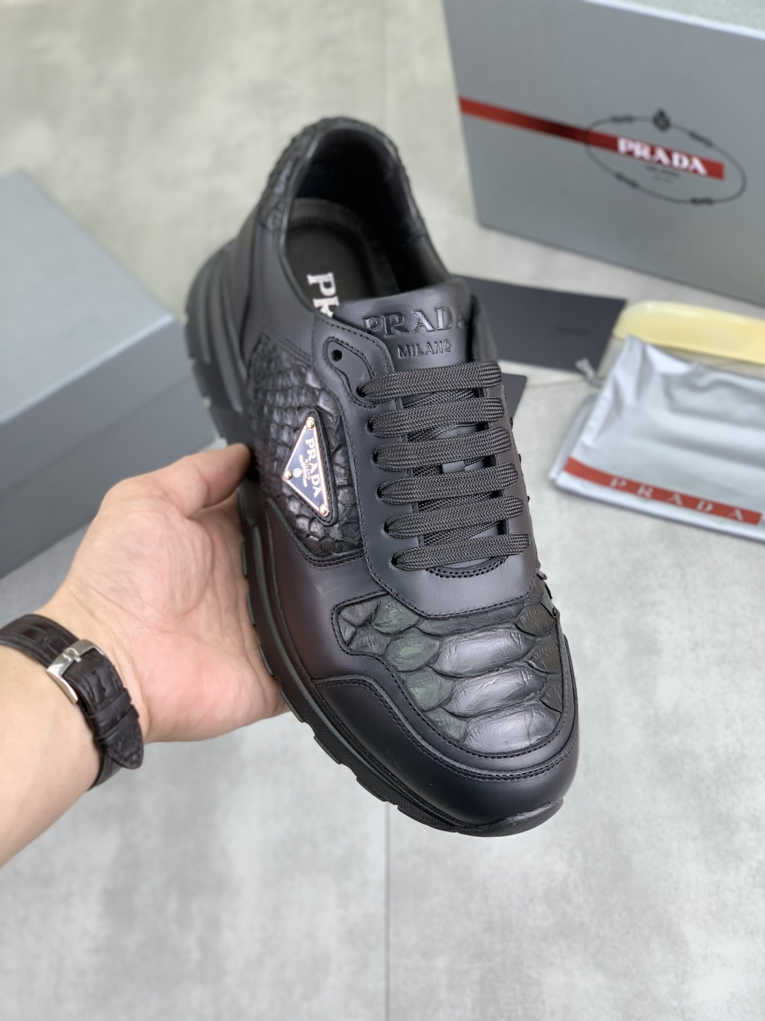 NO:605137,[Real price] Top quality. New popular models on the official website are on the market. They will not go out of style for a hundred years. Trendy brands (Prada) mainly promote popular models. Avant-garde and versatile fashionable men's shoes are privately modeled. The cowhide surface is spliced with 11 oil edges. Fashion is straightforward, original imported cowhide with python skin, and cowhide lining. The atmosphere is more trendy, eye-catching, and pursuit of class. It will subvert old ideas and be a must-have for fashionistas who want to spend time with you! Must keep it for yourself!  High-end, comfortable and low-end, high-end quality workmanship. Size 38-44, multiple colors available. Full set of packaging, prada, prada, cowhide, snakeskin19860909【实价】顶级品质 官网新款爆款上市,百年不过时, 潮牌（普拉达Prada）主推爆款,前卫百搭时尚男鞋私版开模,牛皮面拼接11油边处理..时尚干脆、原版进口牛皮配蟒蛇皮,牛皮内里牛皮垫脚；大气个性更潮更抢眼更追求档次,它将颠覆旧念,与您共度时尚潮人必备! 必自留 ! 高端舒适大低,高端品质做工.码数38-44 多款颜色可选.全套包装,,prada,prada,cowhide,snakeskin,Men's shoes