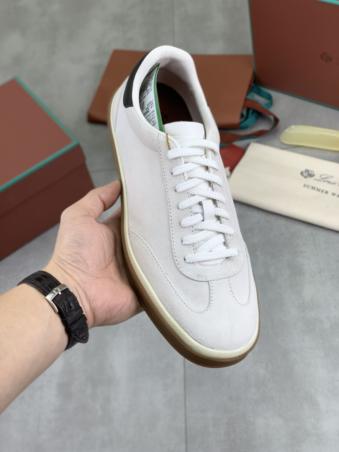NO:620632,Actual price. The latest casual shoes Loro Piana. Top-grade purchase original copy. Founded the existing Loro Piana company on January 24, 2019. The family business is now in its sixth generation. It provides high-quality products for customers who are discerning about taste and quality. Imported original fly woven with cowhide fabric, made of plain calfskin inside, hand-stitched threads with cowhide feet, original packaging, high-end outsole  Size 38-45 (46 customized) 8 colors available, loro piana, cowhide19860909实价 最新款休闲鞋Loro Piana 顶级级购买原版复制 于194月24日一手创立现有的Loro Piana公司.家族经营至今已是第六代,为讲求品味及对质量有要求的顾客提供上等的优质商品 进口原版飞织配牛皮面料 ,内里平纹小牛皮制成 手工缝制线配牛皮垫脚 原版包装 高端大底 码数38-45（46定做）8款颜色可选,,loro piana,cowhide,Men's shoes