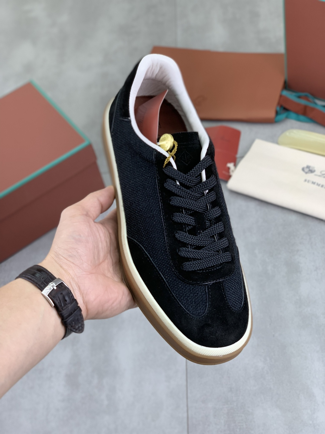 NO:620639,Actual price. The latest casual shoes Loro Piana. Top-grade purchase original copy. Founded the existing Loro Piana company on January 24th. The family business is now in its sixth generation. It provides high-quality products for customers who are discerning about taste and quality. Imported original fly woven with cowhide fabric, made of plain calfskin inside, hand-stitched thread with cowhide feet, original packaging, high-end outsole  Size 38-45 (46 customized) 7 colors available, loro piana, cowhide19860909实价 最新款休闲鞋Loro Piana 顶级级购买原版复制 于194月24日一手创立现有的Loro Piana公司.家族经营至今已是第六代,为讲求品味及对质量有要求的顾客提供上等的优质商品 进口原版飞织配牛皮面料 ,内里平纹小牛皮制成 手工缝制线配牛皮垫脚 原版包装 高端大底 码数38-45（46定做）7款颜色可选,,loro piana,cowhide,Men's shoes