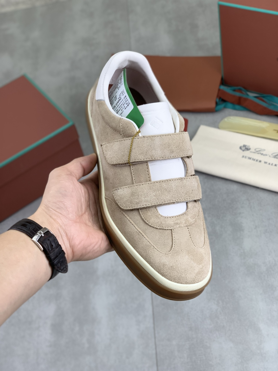 NO:620646,Actual price. The latest casual shoes Loro Piana. Top-grade purchase original copy. Founded the existing Loro Piana company on January 24, 2019. The family business is now in its sixth generation. It provides high-quality products for customers who are discerning about taste and quality. Imported original fly woven with cowhide fabric, made of plain calfskin inside, hand-stitched threads with cowhide feet, original packaging, high-end outsole  Size 38-45 (46 customized) 5 colors available, loro piana, cowhide19860909实价 最新款休闲鞋Loro Piana 顶级级购买原版复制 于194月24日一手创立现有的Loro Piana公司.家族经营至今已是第六代,为讲求品味及对质量有要求的顾客提供上等的优质商品 进口原版飞织配牛皮面料 ,内里平纹小牛皮制成 手工缝制线配牛皮垫脚 原版包装 高端大底 码数38-45（46定做）5款颜色可选,,loro piana,cowhide,Men's shoes