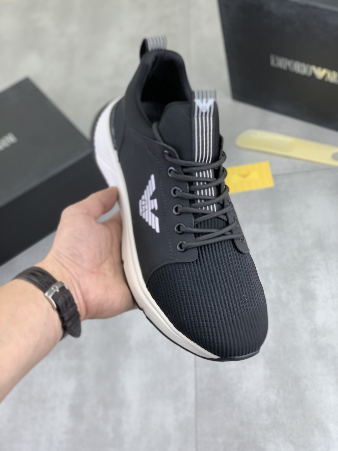 NO:620814,Real price Giorgio Armani's new casual sports men's shoes have arrived, Kint-and-Leather snakers debut. This model provides original design, combined with innovative fabrics, and the imported cowhide embossing is full of three-dimensionality!  Create a modern high-tech style, which is the ideal shoe for urban life, showing a hint of dynamic atmosphere and creating a youthful vitality!  Breathable washed sheep lining, non-slip, wear-resistant, high-elastic foam ultra-light outsole is durable, ensuring support and stability, and is comfortable to wear. It has outstanding friction, shock absorption effect and moderate support. It is comfortable and has excellent performance. It is worth having!  Code number: 38-44 (45 customized) Color 4 colors available, armani, armani, cowhide19860909实价 Giorgio Armani阿玛尼新款休闲运动男鞋到货,Kint-and-Leather snakers新秀首发 这款提供原创设计,并与创新面料相结合,进口牛皮压纹立体感十足！打造富有现代气息的高科技造型,是都市生活的理想鞋履,呈现一丝动感气息,营造洋溢年轻活力！透气水洗羊里,防滑耐磨高弹发泡超轻大底经久耐穿,确保支撑力与稳定性,穿着舒适不凡.具备出众的摩擦力、减震效果和适度支撑,舒适不凡,性能优异,值得拥有！码数:38-44（45定做）颜色4色可选,,armani,armani,cowhide,Men's shoes