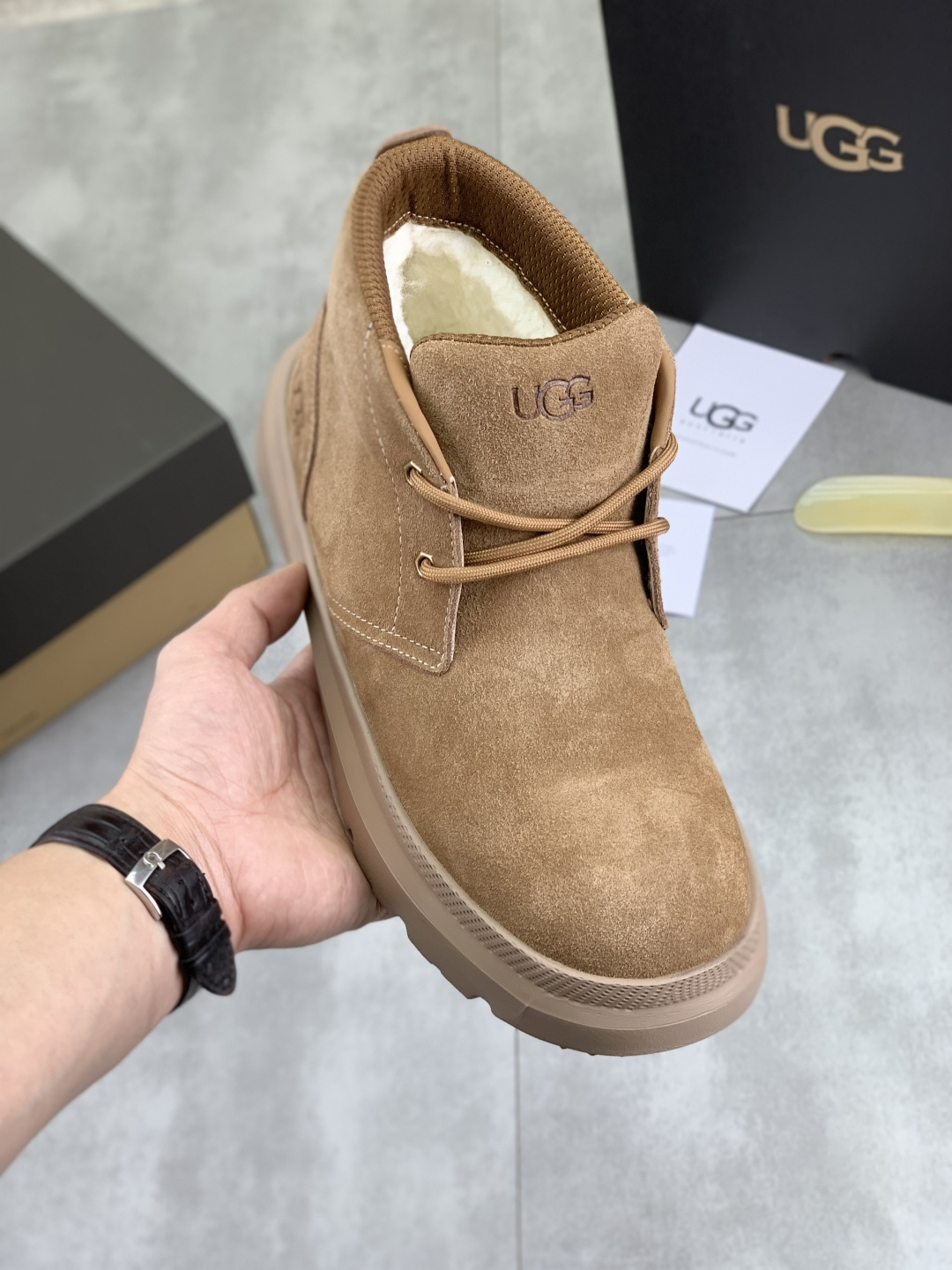 NO:620828,Real price top version UGG 2025 autumn and winter high-top new casual shoes new series Ainsley Mules Stylish and comfortable shallow flat slip-on casual loafers Classic suede cowhide with 10mm wool lining Insole suede collar Soft and comfortable UGG classic heat-embossed brand logo on the back Full texture Lightweight thin rubber sole Non-slip, wear-resistant and comfortable Color black brown  Size39-44,,loafers,cowhide19860909实价 顶级版本 UGG 2025秋冬高帮新款 便鞋新生系列 安思丽穆勒鞋 时尚舒适浅口平底一脚蹬休闲乐福鞋 经典翻毛牛皮搭配10毫米羊毛里衬 鞋内底 翻毛领 茸软舒适 后侧饰有UGG经典热压花品牌徽标 质感满满 轻盈橡胶薄底 防滑耐磨且舒适 颜色黑色棕色 Size39-44,,loafers,cowhide,Men's shoes