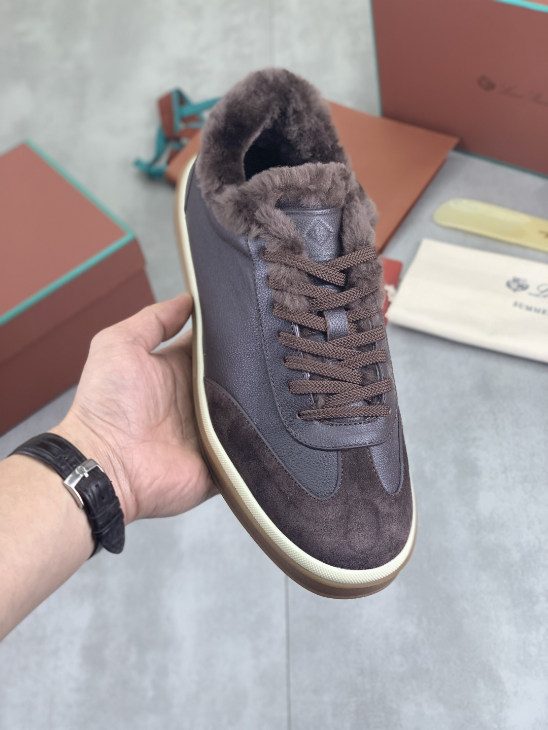 NO:621064,Real price, wool lining, Loro piana, high quality, top handicrafts, Loro Piana, new product counters with original factory configuration, uppers imported from Italy, cowhide fabric, lambswool lining, warm and comfortable, high-quality splicing technology, soles specially provided by the original factory, exclusive movable molded soles super comfortable, original factory follow-up, code number 36-46,, loro piana, cowhide19860909实价 羊毛里 Loro piana 高品质 顶级工艺品 诺悠翩雅 新品专柜同步原厂配置,鞋面意大利进口牛皮面料,羔羊毛内里保暖舒适,高品质拼接工艺,鞋底原厂特供原版底,独家活动成型底超级舒适,原厂跟单货,码数36-46,,loro piana,cowhide,Men's shoes