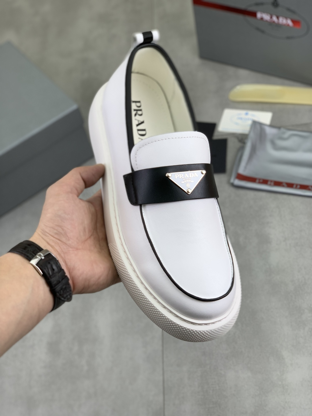 NO:621199,[Real Price] The latest model of high-quality PRADA classic men's shoes has been launched on the official website in 11 copies, synchronized in Hong Kong, and on the same catwalk; all made of imported calfskin leather lining, original rubber outsole, non-slip and wear-resistant; comfortable on the feet, attractive style, fine workmanship, and simple and neat shoe last, showing the courage and toughness of men, code numbers 38 to 44 (45 can be customized) black and white  Blue color selection, prada, prada, cowhide19860909【实价】 高品质牛里（PRADA）普拉达经典款男鞋官网最新款上市了11复制,香港同步,走秀同台；全部采用小牛皮进口牛皮内里、橡胶大底原版防滑耐磨；着脚舒适、款式耐看,做工精细,配以简洁利落的鞋楦,彰显男人的果敢和硬朗,码数38一44（45可以定做）黑色 白色 蓝色颜色选,,prada,prada,cowhide,Men's shoes