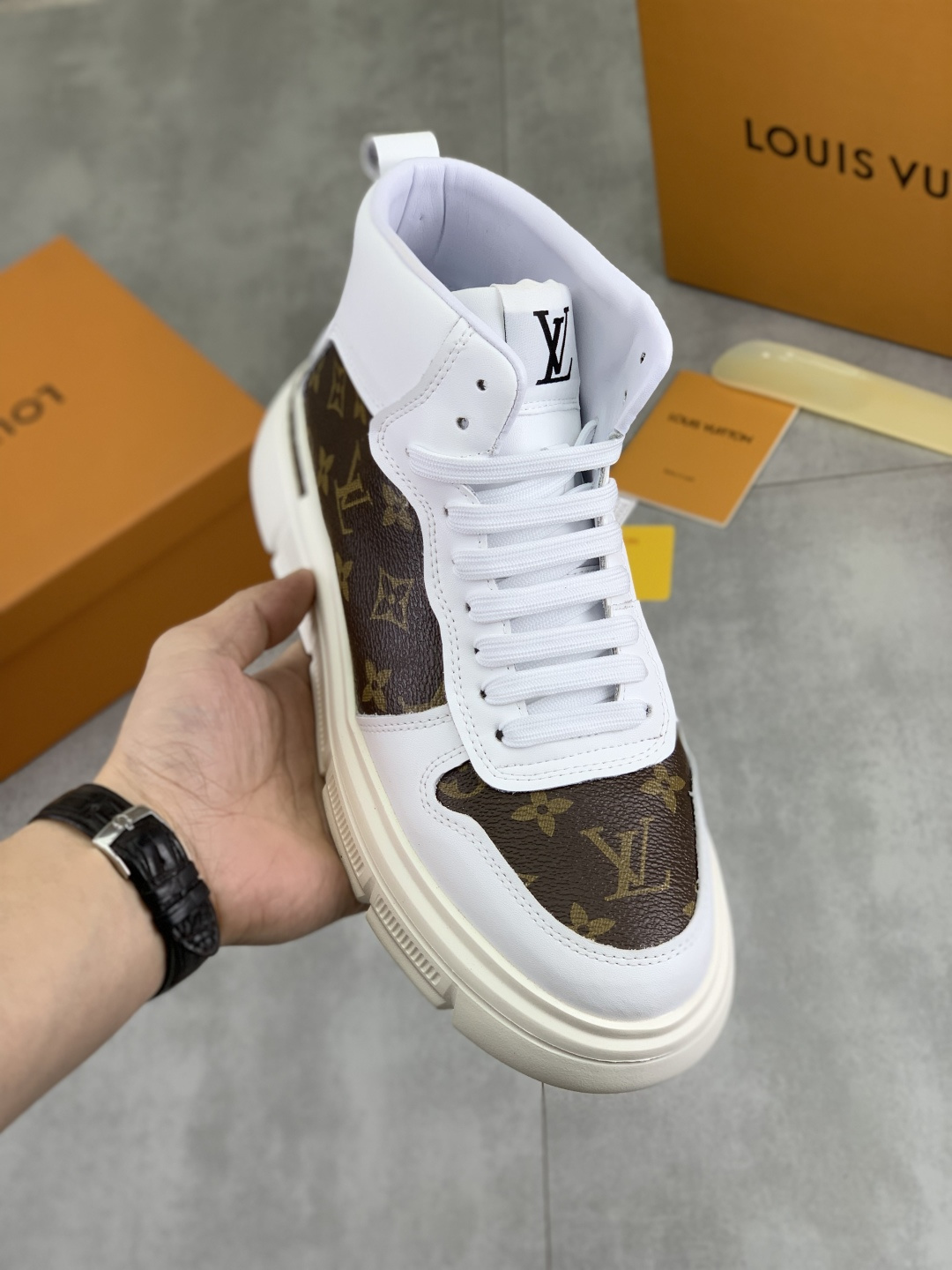 NO:621194,[Real Price] (LV) The latest casual and fashionable men's shoes from the official website. The popular version is simple and elegant, exclusive for trendy men. The unique official website's latest brand elements are original Gucci decoration, fashionable and generous. The fabric is original frosted calfskin and fully imported first-layer pigskin lining. The official website specifies wear-resistant and lightweight original rubber casual outsole. The classic model is 38-44 in real photos. 2 colors available, louis vuitton, cowhide19860909【实价】（LV）官网最新款休闲时尚男鞋,爆款版型简洁大气,潮男专属.独有的官网最新品牌素元素古奇原版装饰,时尚又大方,面料原版磨砂小牛皮全进口头层猪皮内里,官网指定耐磨、轻便原版橡胶休闲大底,经典款实物拍摄38-44 2款颜色可选,,louis vuitton,cowhide,Men's shoes