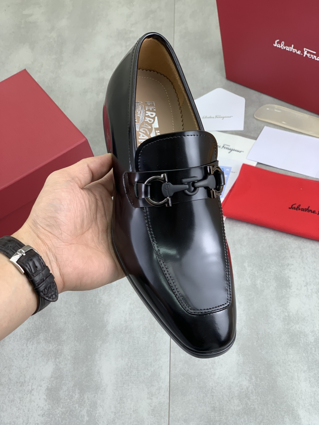 NO:621323,[Real Price] High-quality water-dyed cow lining [Salvatore Ferragamo] Ferragamo’s latest casual business leather shoes for men!  Listed simultaneously!  The fabric is made of specially imported original calfskin, and the lining is made of imported water-dyed cowhide. It is absolutely luxurious and leads the fashion trend. High-end rubber outsole, with sizes 38-44 (45 and 46 can be customized), 5 colors available, louis vuitton, ferragamo, ferragamo, cowhide19860909【实价】高品质 水染牛里【Salvatore Ferragamo】菲拉格慕 男士最新款休闲商务皮鞋！同步上市！面料采用专用进口原版小牛皮,内里采用进口水染牛皮,绝对的奢华打造,引领时尚潮流.高端橡胶大底,配码38-44 (45 46可以定做) 5款颜色可选,,louis vuitton,ferragamo,ferragamo,cowhide,Men's shoes