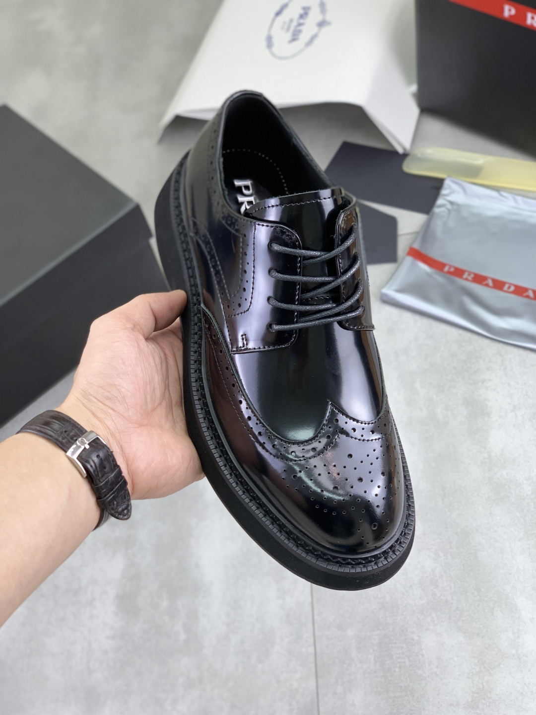 NO:621338,Real price PRADA top version Prada's new casual leather shoes. Original purchase and development. Prada men's classic series. Technological breathable fabrics with cowhide. Casual sports shoes. Casual sports dad shoes combine high-tech breathable materials with cowhide. P's exclusive button decoration on the side. The outsole is full of P italic design and bright colors to show vitality and continue the brand design inspiration. Walk lightly in the city and feel unrestrained and comfortable. Delivered in exquisite packaging. Fabric original custom calfskin with breathable material.  Lined with cowhide and lined with cowhide feet. Outsole is made of open-molded TPU foam material. Bottom thickness is 3.5CM. Size Men's 38-45. Black. Burgundy color available. Prada, prada, sneakers, cowhide19860909实价 PRADA 顶级版本 普拉达新款休闲皮鞋 原版购入开发 做货 普拉达家男士经典系列 科技透气面料搭配牛皮 休闲运动鞋 休闲之履运动老爹鞋结合高科技透气材质与牛皮,侧面P家专属纽扣装饰 大底满满P斜体设计和鲜艳色彩展现活力,延续品牌设计灵感.轻盈漫步都市,感受无拘舒适. 配送精美包装 面料原版定制小牛皮配透气材质 内里牛皮内里牛皮垫脚 大底开模TPU发泡材质 底厚3.5CM Size 男款38-45 黑色 酒红色颜色可选,,prada,prada,sneakers,cowhide,Men's shoes