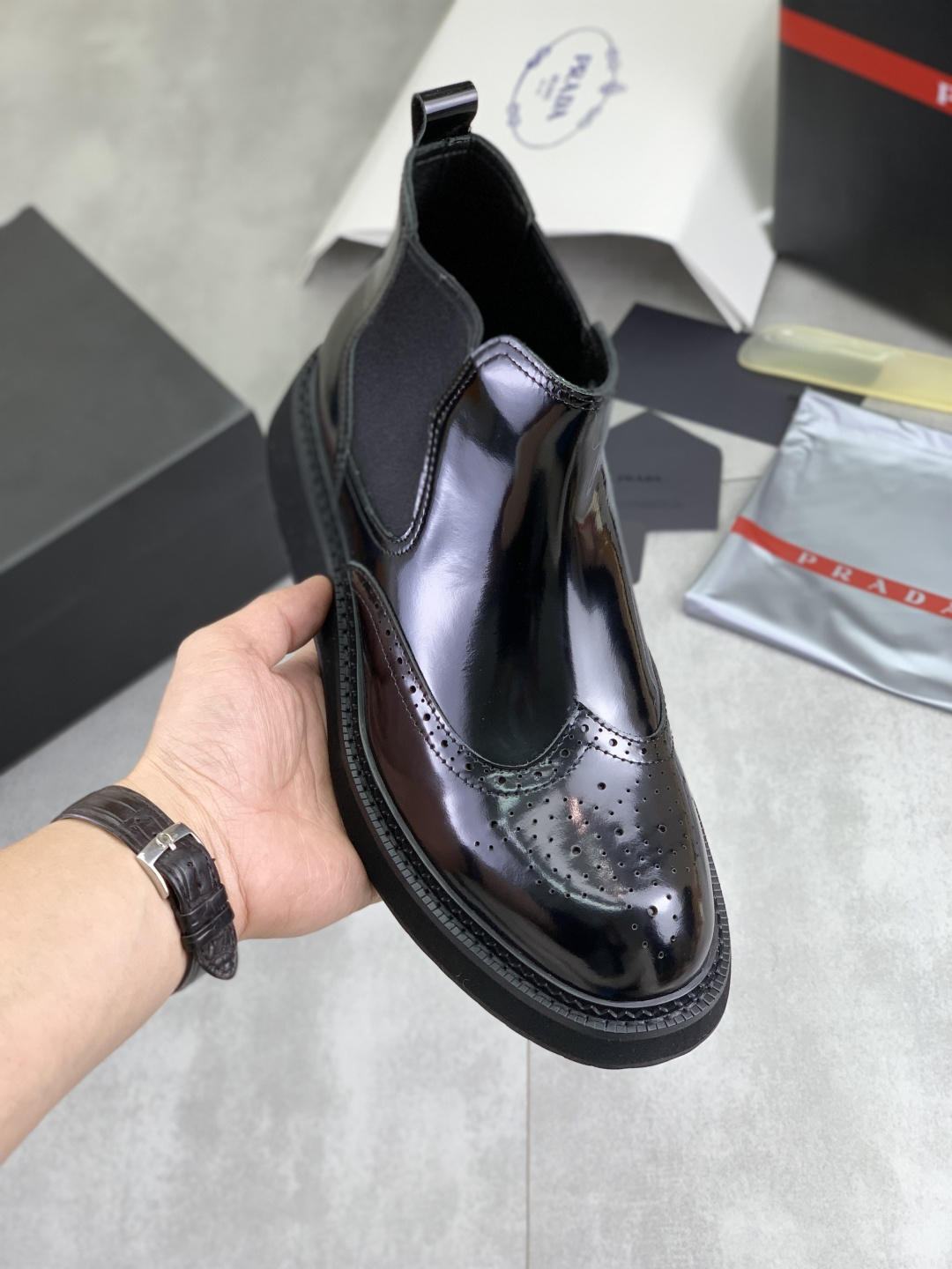 NO:621341,Real price velvet lining and cowhide PRADA top version Prada high-top new casual leather shoes Original purchase and development Made by Prada men's classic series Technological breathable fabrics with cowhide Casual sports shoes Casual sports dad shoes combine high-tech breathable materials with cowhide, with P's exclusive button decoration on the side The outsole is full of P italic design and bright colors to show vitality and continue the brand design inspiration. Walking lightly in the city, feel unrestrained and comfortable. Delivered with exquisite packaging  Fabric Original customized calfskin with breathable material, cowhide lining and warm velvet lining cowhide feet, outsole molded TPU foam material, bottom thickness 3.5CM, size men's 38-45, black, burgundy color optional, prada, prada, sneakers, cowhide19860909实价 绒里和牛里 PRADA 顶级版本 普拉达高帮新款休闲皮鞋 原版购入开发 做货 普拉达家男士经典系列 科技透气面料搭配牛皮 休闲运动鞋 休闲之履运动老爹鞋结合高科技透气材质与牛皮,侧面P家专属纽扣装饰 大底满满P斜体设计和鲜艳色彩展现活力,延续品牌设计灵感.轻盈漫步都市,感受无拘舒适. 配送精美包装 面料原版定制小牛皮配透气材质 内里牛皮内里和保暖绒里牛皮垫脚 大底开模TPU发泡材质 底厚3.5CM Size 男款38-45 黑色 酒红色颜色可选,,prada,prada,sneakers,cowhide,Men's shoes