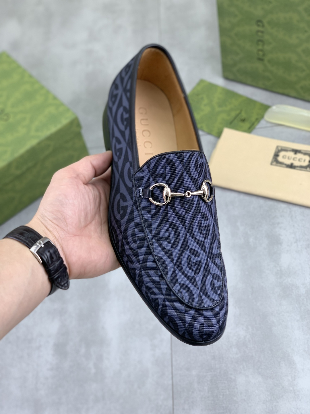 NO:621347,[Real price] Gucci business leather shoes with water-dyed cowhide (GUCCI), made of original imported Italian open-edge beaded calfskin, fully water-dyed cowhide lining, carefully handmade by professional shoemakers, the original version is specially designed for wear-resistant outsole. Standard size 38-44, 2 colors to choose from, gucci, gucci, cowhide19860909【实价】水染牛里（GUCCI） 古驰商务皮鞋,釆用原版进口意大利开边珠小牛皮,全水染牛皮内里、专业鞋匠精心手工制,原版专供耐磨大底.标准码38-44 2色选,,gucci,gucci,cowhide,Men's shoes