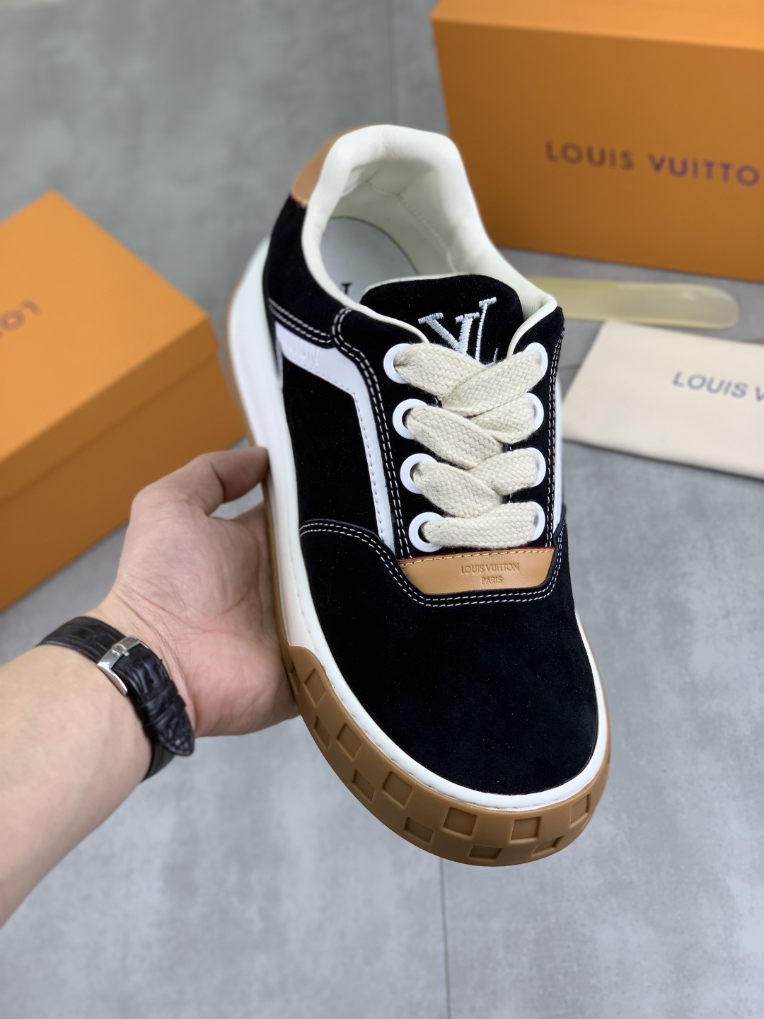 NO:621425,Actual price L home couple model road popular new style of street hero with original factory configuration, original cowhide fabric imported from Italy, high-quality splicing technology, imported sheepskin lining soft and comfortable, a must-have for trendy men, soles specially provided by the original factory and super comfortable, original factory single goods, high quality, you can come in and out at will, welcome to compare, code number 35-45,, louis vuitton, cowhide, sheepskin19860909实价 L家 情侣款 路 炸街男神人气爆款新款原厂配置,意大利进口原版牛皮面料,高品质拼接工艺,进口羊皮内里柔软舒适,潮男必备,鞋底原厂特供原版底超级舒适,原厂跟单货,高品质,可随意进出,欢迎对比,码数35-45,,louis vuitton,cowhide,sheepskin,Men's shoes