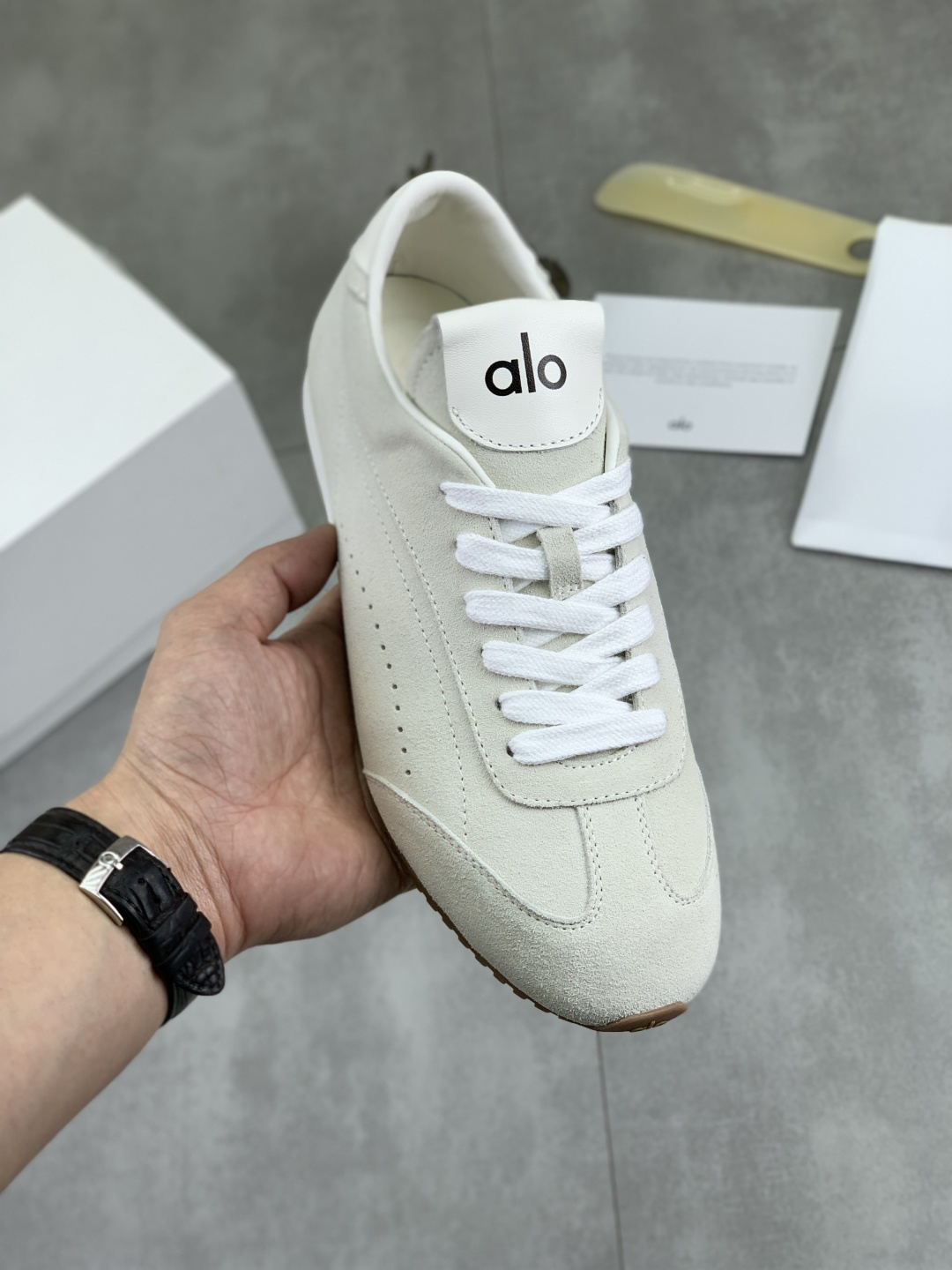 NO:639662,Real price, high-quality alo couple's model, 2025 autumn and winter latest moral training shoes, casual shoes, American yoga wear brand super popular alo, the first choice for European and American stars' private wear. This series is really good-looking. The Oxford thin-soled design is super light and comfortable on the feet. It is not tiring to run around. It is good-looking and fashionable. The fabric is made of high-mercerized cowhide and is lined with real wool. It combines the trend elements of the new season. Modern style is simple and advanced. It can be matched casually. It looks good no matter how you wear it. Original rubber molded non-slip outsole  Exquisite packaging, size 35-42 for women, 38-45 for men,,cowhide19860909实价 高品质 alo 情侣款 2025秋冬最新款 德训鞋 休闲鞋 美国瑜伽服品牌超火的alo 欧美明星私服首选 这系列真的太好看了 牛津薄底的设计 上脚超级轻便舒服 暴走不累 好看又时尚 面料釆用高丝光牛皮 内里真羊毛 新季的潮流要素相结合 现代风格简约高级 随意搭配 怎么穿都好看 原版橡胶开模防滑大底 精品包装 码数女35-42 男38-45,,cowhide,Men's shoes