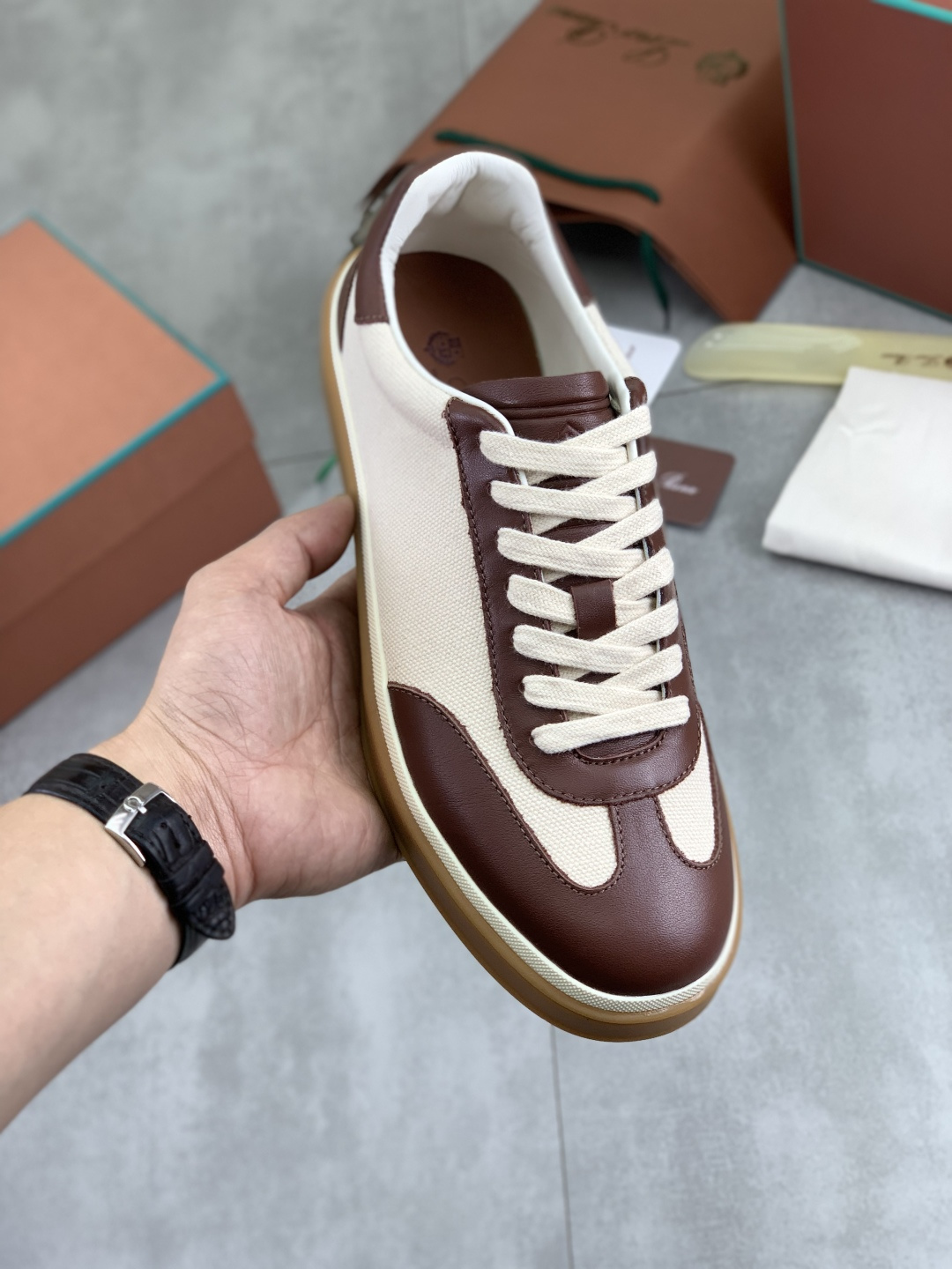 NO:639665,Affordable and high-quality, the latest casual shoes Loro Piana. Top-grade purchase of the original copy. Founded the existing Loro Piana company on August 24, 2019. The family has been running it for the sixth generation. It provides high-quality products to customers who are discerning about taste and quality. Imported original fly-woven with cowhide fabric, lining made of plain calfskin. Hand-stitched thread with cowhide feet. Original packaging. High-end outsole. Size 38-46. 8 colors available.  full package,,loro piana,cowhide19860909实价高品质 最新款休闲鞋Loro Piana 顶级级购买原版复制 于194月24日一手创立现有的Loro Piana公司.家族经营至今已是第六代,为讲求品味及对质量有要求的顾客提供上等的优质商品 进口原版飞织配牛皮面料 ,内里平纹小牛皮制成 手工缝制线配牛皮垫脚 原版包装 高端大底 码数38-46 8款颜色可选 全套包装,,loro piana,cowhide,Men's shoes