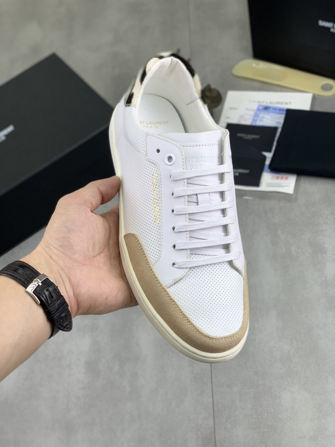 NO:639732,Real price Saint Laurent classic casual shoes for all seasons, the latest model, YSL, classic and high-quality glamorous masterpieces. The hottest spring and summer series. It has temperament, fashion, classic and attractive design style. The effect on the feet is particularly beautiful. The material is made of punched cowhide imported from Italy, lining and feet; cowhide code number 38-45,, saint laurent, saint laurent, saint laurent, cowhide19860909实价 Saint Laurent 圣罗兰 经典休闲鞋四季同步最新款、YSL、经典上乘美艳力作 最火春夏系列 兼备气质 时尚 经典耐看的设计风格 上脚效果特别美 材料采用意大利进口冲孔牛皮、内里 垫脚；牛皮 码数38-45,,saint laurent,saint laurent,saint laurent,cowhide,Men's shoes