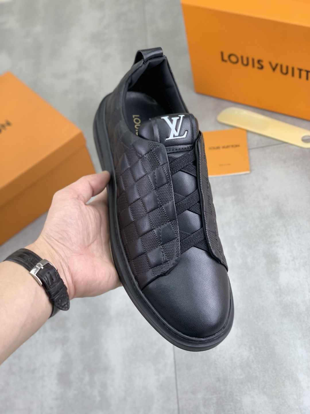 NO:639741,[Real price] Yangli new model launched [LOUlS VUlTTON] Louis Vuitton's new low-top men's shoes, high quality, support inspection!  This style comes from Italy with a variety of styles, very energetic and creative, giving people a comfortable and atmospheric visual impact. The upper is made of silk calfskin with original LV, and the imported soft sheepskin lining is purely hand-stitched; LV original rubber outsole is available in 4 colors. The size is 38~44, louis vuitton, louis vuitton, cowhide, sheepskin.19860909【实价】羊里 新款上市【LOUlS VUlTTON】路易威登新款低帮男鞋,精品,支持检验！此款来自意大利的万种风情,非常有活力和创意,给人舒适大气的视觉冲击同步,鞋面釆用丝绸小牛皮配原版LV,进口柔软羊皮内里纯手工车线；LV原厂橡胶大底 4款颜色可选 码数38~44,,louis vuitton,louis vuitton,cowhide,sheepskin,Men's shoes