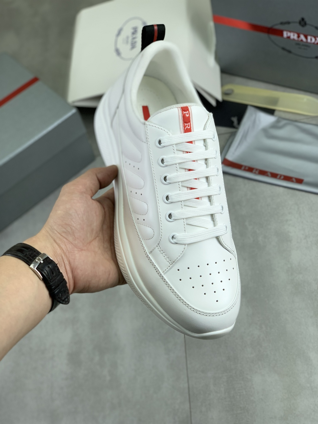 NO:639738,[Real price] Popular models are on the market on the official website, trendy brands (Prada) mainly promote popular models, avant-garde and versatile fashionable men's shoes, private version mold opening, cowhide surface splicing 11.. Fashionable and simple, original imported cowhide lining cowhide feet; the atmosphere and personality are more fashionable, eye-catching and pursuing class. It will subvert the old idea and be a must-have for fashionistas who want to spend time with you! Must keep it! High and comfortable, high-end quality workmanship. Size 38-45  2 optional.,,prada,prada,cowhide19860909【实价】官网爆款上市, 潮牌（普拉达Prada）主推爆款,前卫百搭时尚男鞋私版开模,牛皮面拼接11..时尚干脆、原版进口牛皮内里牛皮垫脚；大气个性更潮更抢眼更追求档次,它将颠覆旧念,与您共度时尚潮人必备! 必自留 ! 高大上的舒适大低,高端品质做工.码数38-45 2可选.,,prada,prada,cowhide,Men's shoes