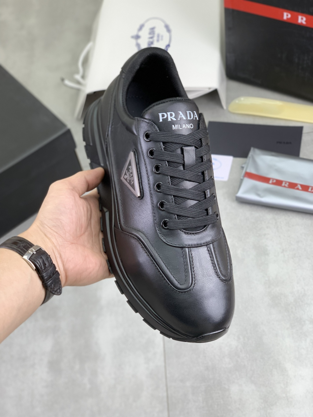 NO:690141,[Real price] Top quality. New popular models on the official website are on the market. They will not go out of style for a hundred years. Trendy brands (Prada) mainly promote popular models. Avant-garde and versatile fashionable men's shoes are privately modeled. The cowhide surface is spliced with 11 oil edges. Fashion is straightforward, original imported cowhide with python skin, and cowhide lining. The atmosphere is more trendy, eye-catching, and pursuit of class. It will subvert old ideas and be a must-have for fashionistas who want to spend time with you! Must keep it for yourself!  High-end, comfortable and low-end, high-end quality workmanship. Size 38-45, 4 colors available. Full set of packaging, prada, prada, cowhide, snakeskin19860909【实价】顶级品质 官网新款爆款上市,百年不过时, 潮牌（普拉达Prada）主推爆款,前卫百搭时尚男鞋私版开模,牛皮面拼接11油边处理..时尚干脆、原版进口牛皮配蟒蛇皮,牛皮内里牛皮垫脚；大气个性更潮更抢眼更追求档次,它将颠覆旧念,与您共度时尚潮人必备! 必自留 ! 高端舒适大低,高端品质做工.码数38-45 4款颜色可选.全套包装,,prada,prada,cowhide,snakeskin,Men's shoes