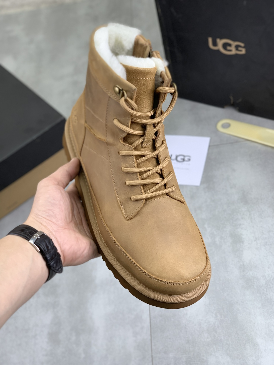 NO:639846,Actual price, new IUGGI men's British retro Martin boots, new winter men's outdoor hiking boots, first-layer cowhide on the outside, wool on the inside, comfortable and warm, rubber outsole, non-slip and firm, trendy and fashionable, casual and versatile, size 39-44 (38 45 custom-made), two colors, boots, cowhide19860909实价 上新 IUGGI 男士英伦复古马丁靴 冬季新款男士户外登山靴 外表头层牛皮 内里羊毛 舒适保暖 鞋底橡胶大底 防滑牢固 潮流时尚 休闲百搭  size39-44（38 45定做）颜色两色,,boots,cowhide,Men's shoes