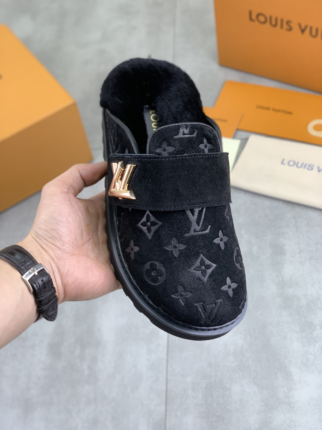 NO:639877,Real price Couple style LV Louis Vuitton L Family Donkey Brand Latest Easy series Birkenstock Baotou Thick sole Wool slippers Sandals Original purchase, development and production This model LV Easy sandals are made of suede cow leather, with Monogram pattern to highlight the trendy style. Adjustable straps with illuminated LV letters, tough insoles and micro outsoles achieve a light and comfortable experience. Exquisite packaging at the delivery counter. Fabric: Original custom imported first-layer cowhide. Inner:  Original customized warm wool lining Outsole: original molded rubber foam material Bottom thickness: 4CM Size: men and women 35-45,,louis vuitton,louis vuitton,louis vuitton,louis vuitton,sandals,slippers,cowhide19860909实价 情侣款 LV路易威登L家 驴牌 最新Easy系列 勃肯 包头 厚底 毛拖鞋 凉鞋 原版购入开发 做货 本款 LV Easy 凉拖取材绒面牛皮革,以 Monogram 图案彰显潮流风范.LV 字母点亮可调节饰带,韧性鞋垫和微型外底实现轻盈舒适体验 配送专柜精美包装 面料: 原版定制进口头层牛皮 内里: 原版定制保暖羊毛里 大底: 原版开模橡胶发泡材质 底厚: 4CM size: 男女35-45,,louis vuitton,louis vuitton,louis vuitton,louis vuitton,sandals,slippers,cowhide,Men's shoes