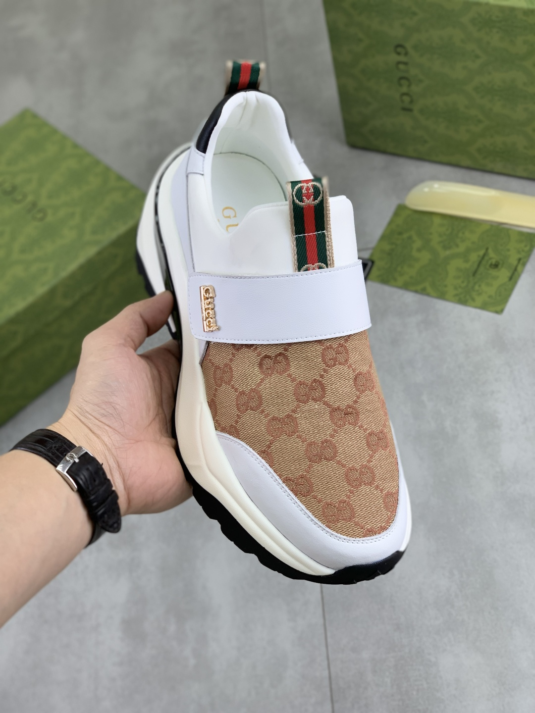 NO:640027,[Real price] Gucci Gucci official website's latest classic casual and fashionable men's shoes are popular in style, simple and elegant, exclusive for trendy men. Unique official website's latest brand elements Gucci original decoration, fashionable and generous, the fabric is made of original soft calfskin, comfortable and soft sheepskin lining, official website designated wear-resistant foam outsole_full of elasticity, classic model actual shooting color 3 colors optional code number 38-44,,gucci,gucci,cowhide,sheepskin19860909【实价】 古驰 Gucci官网最新款经典休闲时尚男鞋爆款版型简洁大气,潮男专属.独有的官网最新品牌元素古奇原版装饰,时尚又大方,面料原版柔软小牛皮制作 舒适的柔软羊皮内里 官网指定耐磨发泡大底_弹力十足,经典款实物拍摄颜色3色可选码数38-44,,gucci,gucci,cowhide,sheepskin,Men's shoes