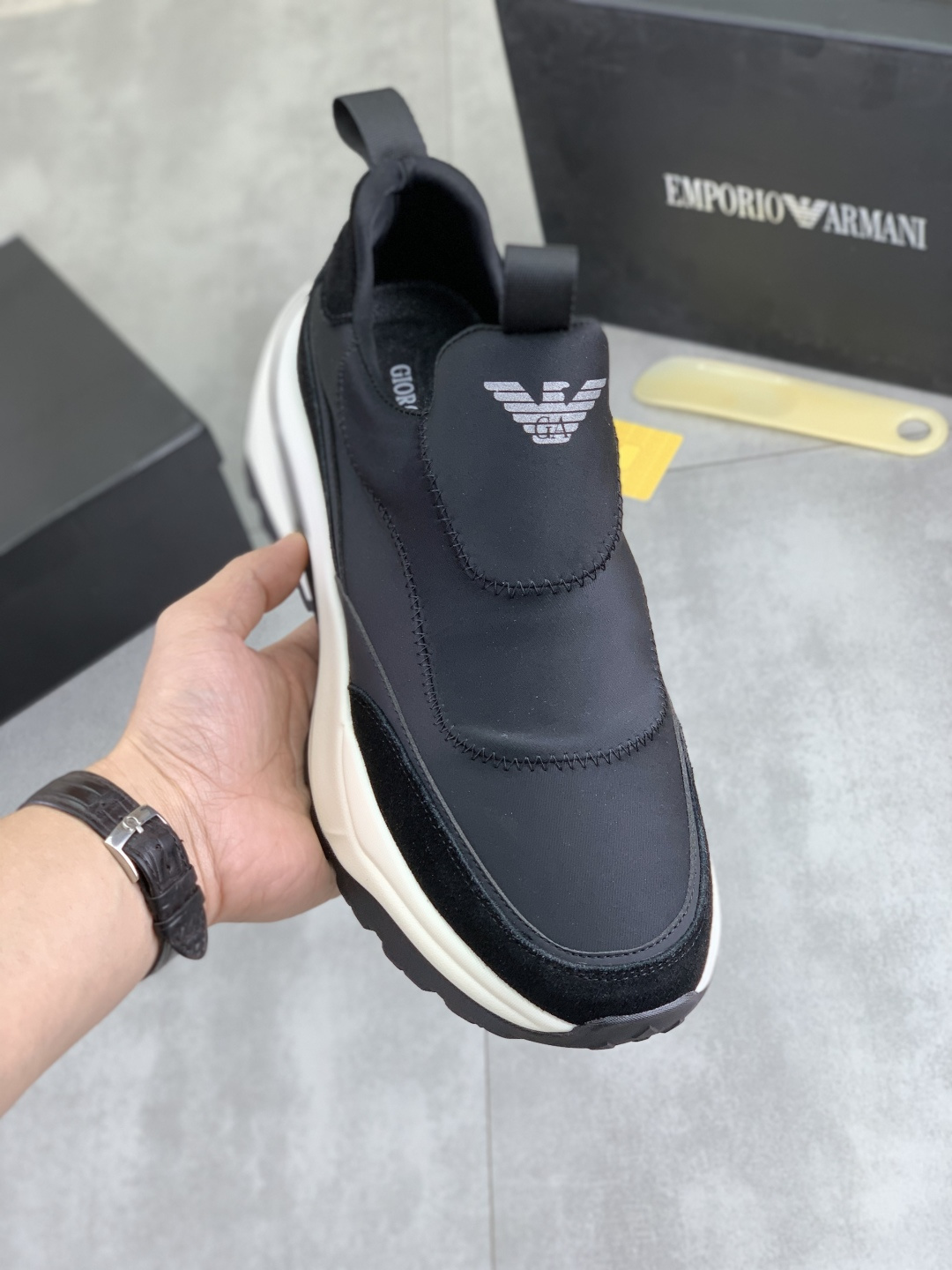 NO:640026,Real price Giorgio Armani's new casual sports men's shoes have arrived, Kint-and-Leather snakers debut. This model provides original design, combined with innovative fabrics, and the imported cowhide embossing is full of three-dimensionality!  Create a modern high-tech style, which is the ideal shoe for urban life, showing a hint of dynamic atmosphere and creating a youthful vitality!  Breathable washed sheep lining, non-slip, wear-resistant, high-elastic foam ultra-light outsole is durable, ensuring support and stability, and is comfortable to wear. It has outstanding friction, shock absorption effect and moderate support. It is comfortable and has excellent performance. It is worth having!  Code number: 38-44 (45 customized) Color 2 colors available, armani, armani, cowhide19860909实价 Giorgio Armani阿玛尼新款休闲运动男鞋到货,Kint-and-Leather snakers新秀首发 这款提供原创设计,并与创新面料相结合,进口牛皮压纹立体感十足！打造富有现代气息的高科技造型,是都市生活的理想鞋履,呈现一丝动感气息,营造洋溢年轻活力！透气水洗羊里,防滑耐磨高弹发泡超轻大底经久耐穿,确保支撑力与稳定性,穿着舒适不凡.具备出众的摩擦力、减震效果和适度支撑,舒适不凡,性能优异,值得拥有！码数:38-44（45定做）颜色2色可选,,armani,armani,cowhide,Men's shoes