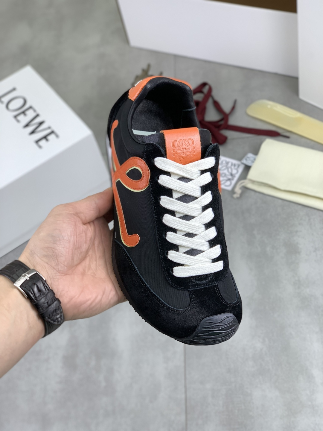 NO:664128,Actual price, must-have for all seasons (breathable style), high version 2026 Loewe popular casual shoes are coming, color-blocked and fresh design, suitable for all kinds of clothing, giving people a refreshing feeling. Imported original sheepskin, injection logo process, nylon waterproof cloth spliced with frosted suede, preferably soft sheepskin lining, super comfortable on the feet, non-slip and wear-resistant Tr material sole, non-rubber sole, size 35-40 for women (customized for women 41) 39-45 for men Premium packaging with airplane box, loewe, sheepskin19860909实价 四季必备（透气款）高版本 2026罗意威爆款休闲鞋来袭,拼色小清新设计,适合各种百搭服饰,給人耳目一新的感觉.进口原版羊皮,注塑Logo工艺,尼龙防水布拼接磨砂绒皮,优选柔软羊皮里,脚感超级舒服,防滑耐磨Tr材质底,非橡胶底,码数女35-40（女41定做）男39-45 精品包装带飞机盒,,loewe,sheepskin,Men's shoes