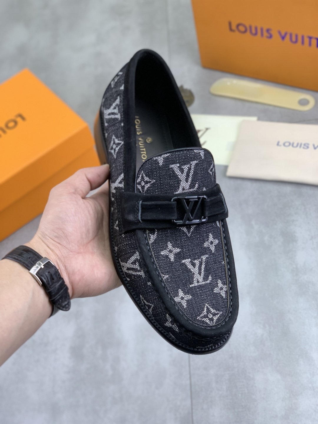 NO:664577,Actual price [LOUIS VUITTON] water dyed cowhide original order new LV Louis Vuitton * - top version LV classic leather shoes!  Made of imported original calfskin, original leather side strips and wear-resistant high-end rubber outsole!  High quality products!  Color black optional, code number 39-44 (45 customized),,louis vuitton,louis vuitton,louis vuitton,cowhide19860909实价【LOUIS VUITTON）水染牛里 原单 新款LV路易威登 *——顶级版本 LV经典皮鞋！选用进口原版小牛皮 原版真皮边条拼接耐磨高端橡胶大底！高品质精品！颜色黑色可选 码数39-44（45定做）,,louis vuitton,louis vuitton,louis vuitton,cowhide,Men's shoes