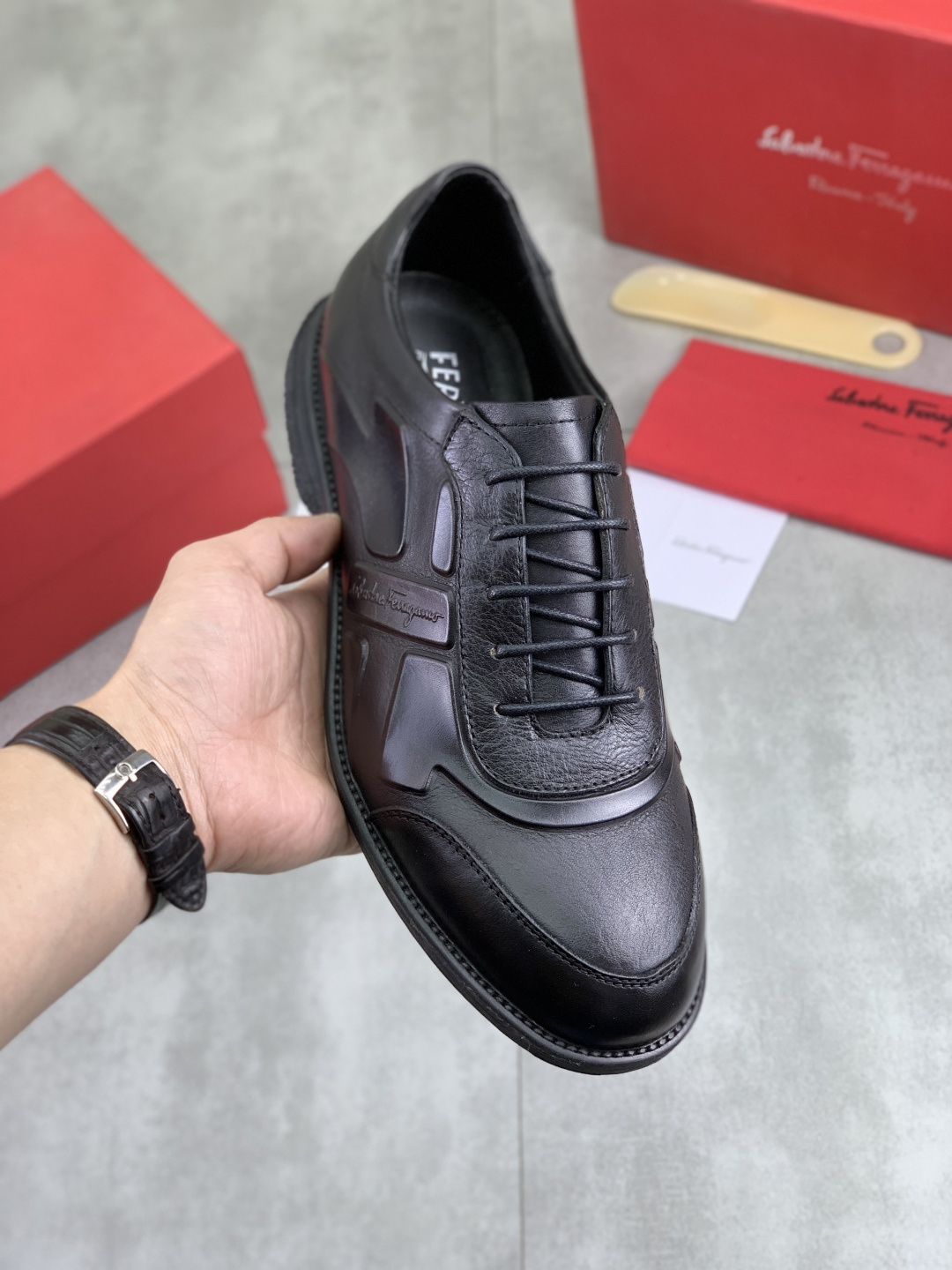 NO:664579,[Real price] Water-dyed cow leather [Salvatore Ferragamo] Ferragamo’s latest casual business leather shoes for men!  Listed simultaneously!  The fabric is made of specially imported original calfskin, and the lining is made of imported water-dyed cowhide. The original combination outsole is absolutely luxurious and leads the fashion trend. Sizes 39-44 (45 customized) are available in 5 colors, louis vuitton, ferragamo, ferragamo, cowhide19860909【实价】水染牛里【Salvatore Ferragamo】菲拉格慕 男士最新款休闲商务皮鞋！同步上市！面料采用专用进口原版小牛皮,内里采用进口水染牛皮,原版组合大底 绝对的奢华打造,引领时尚潮流.配码39-44（45 定做）5色可选,,louis vuitton,ferragamo,ferragamo,cowhide,Men's shoes