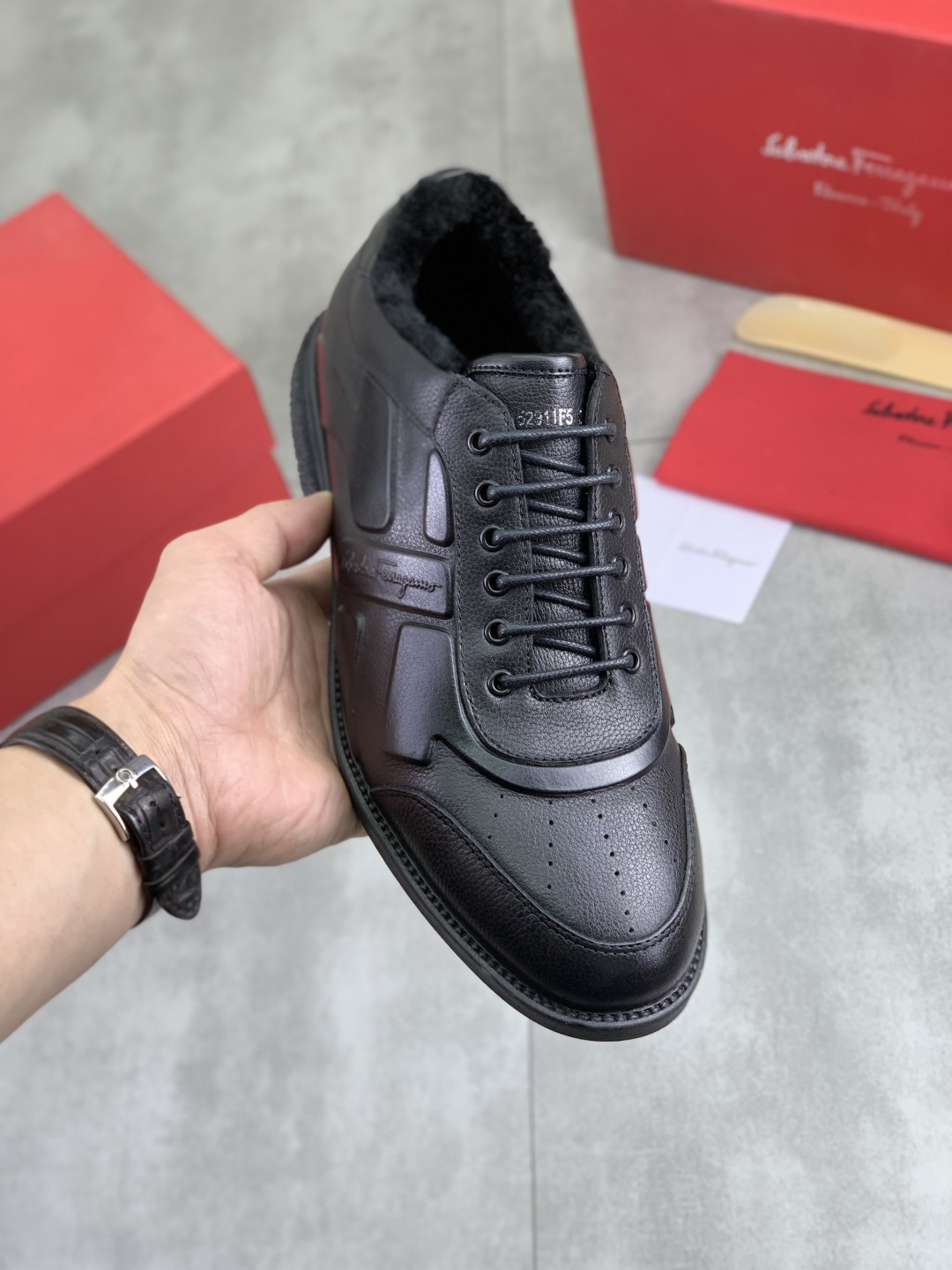 NO:664587,[Real price] Salvatore Ferragamo Men's latest casual business leather shoes!  Listed simultaneously!  The fabric is made of special imported original calfskin, the lining is made of imported warm fleece, and the original combination outsole is absolutely luxurious and leads the fashion trend. Sizes 39-44 (45 customized) are available in 5 colors, louis vuitton, ferragamo, ferragamo, cowhide19860909【实价】毛里【Salvatore Ferragamo】菲拉格慕 男士最新款休闲商务皮鞋！同步上市！面料采用专用进口原版小牛皮,内里采用进口保暖毛里,原版组合大底 绝对的奢华打造,引领时尚潮流.配码39-44（45 定做）5色可选,,louis vuitton,ferragamo,ferragamo,cowhide,Men's shoes