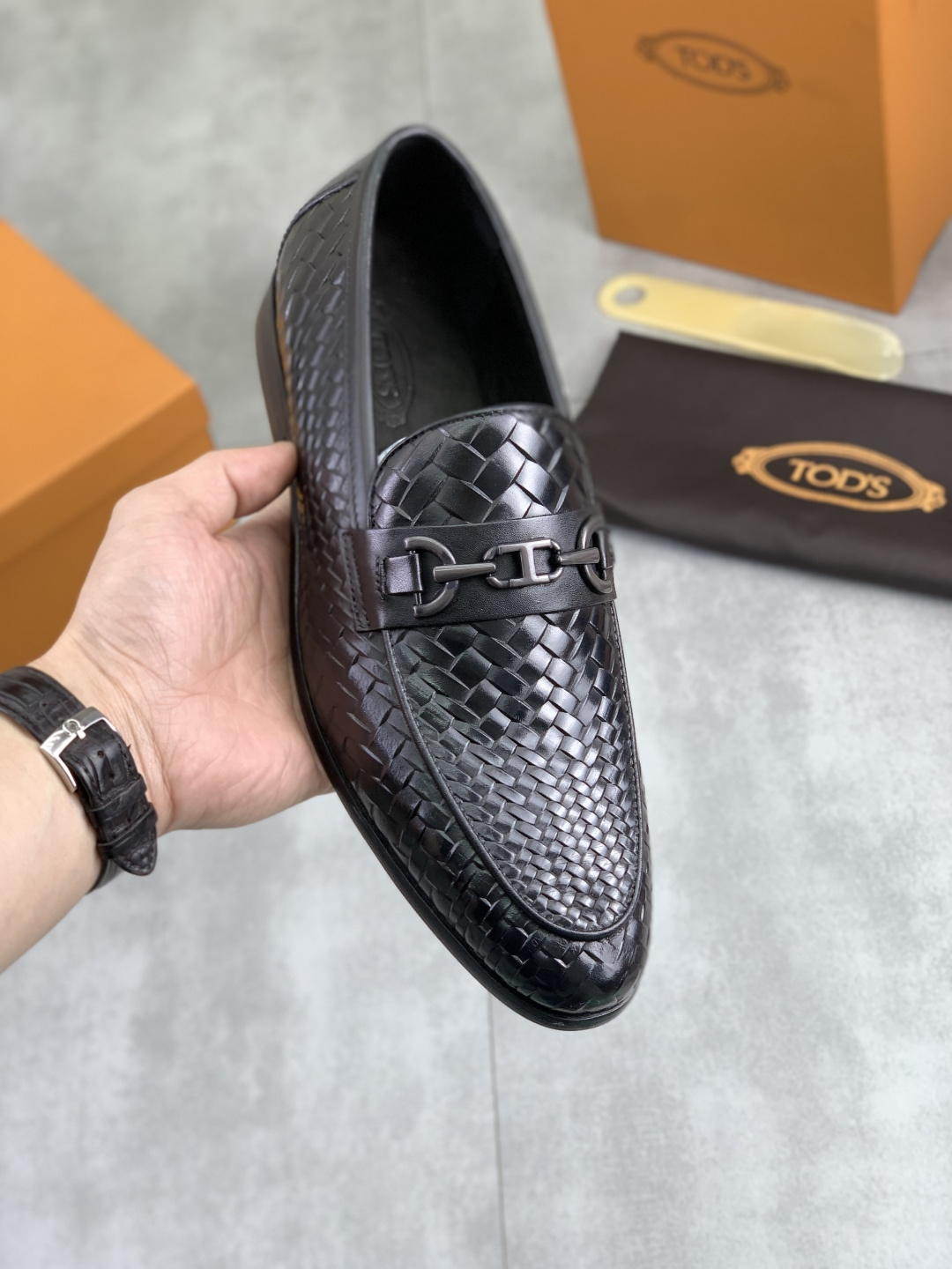 NO:664570,[Real price] The same style of 'tod's' Tod's business leather shoes, top men's purchasing agents, are on sale simultaneously, top-grade original calfskin first-layer cowhide lining imported from Italy, original factory special sole, fine workmanship, impeccable, can be entered and exited at will; the real thing is super beautiful, size 39-45, black color selection, Tod's, cowhide19860909【实价】 同款《tod's》托德斯商务皮鞋 顶级代购男士 同步 发售, 意大利进口顶级原版小牛皮头层牛皮内里 原厂特供原版底,做工精细 无可挑剔 可随意进出；实物超级漂亮 码数39-45黑色颜色选,,Tod's,cowhide,Men's shoes