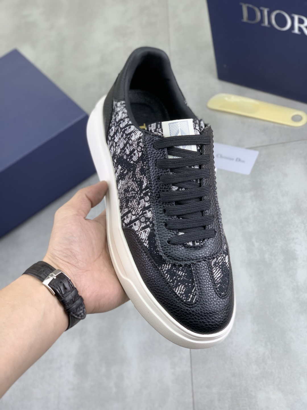 NO:664596,[Real price] [Dior] Dior's original lace-up low-cut men's shoes, classic casual shoes. This model is the official flagship model. It is of high quality and made by famous designers from the original factory. It is made of high-quality cowhide with original materials, comfortable and breathable mesh lining and pigskin insoles. It has a perfect last shape and a generous and fashionable design. It has attracted many consumers. It is suitable for drivers to drive. What they want is the best quality in the market. Available in 4 colors. Code number 38--44 (45 customized), dior, dior, cowhide19860909【实价】【Dior】迪奥原版系带低帮男鞋 经典款休闲鞋本款是官方主打经典款,质量,原厂名师制作,采用优质牛皮配原版材料舒适透气网布內里猪皮鞋垫,完美楦型,大方时尚的设计,吸引了众多消费者的追捧,适合司机驾车行驶,要的就是市场最品质,颜色4色 码数38--44（45定做）,,dior,dior,cowhide,Men's shoes