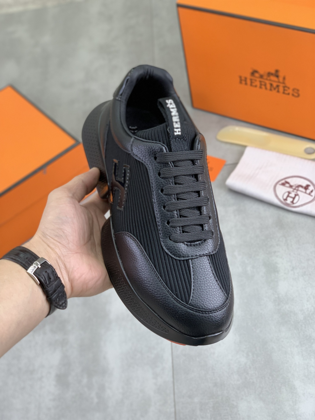 NO:664591,Actual price [HERMES] Hermès - high-end quality original order - upper Nappa calfskin, sewn brand 'H' totem - lining water-dyed cowhide - outsole ultra-light TPU foam; molded outsole - ultra-high quality control·fine workmanship highlighted (high-end·luxury·grade) -Size 38-44 (45 can be customized)·,,hermes,hermes,cowhide19860909实价【 HERMES】爱马仕  -高端品质 原单 -鞋面纳帕小牛皮、车缝品牌'H'图腾 -内里水染牛皮 -大底超轻TPU发泡；成型大底 -超高品控·做工精细凸显(高端·贵气·档次) -Size 38-44（45可订做)·,,hermes,hermes,cowhide,Men's shoes