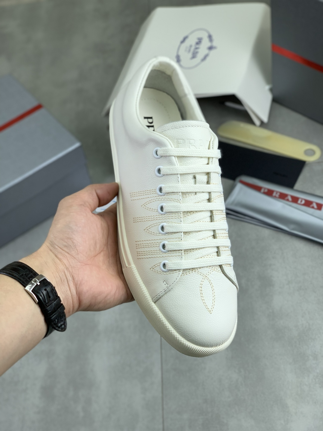 NO:665105,[Real price] The latest popular model on the official website, the trendy brand (Prada) mainly promotes the popular model, avant-garde and versatile fashionable men's shoes, private version mold opening, cowhide surface splicing 11.. Stylish and simple, original imported cowhide lining and cowhide feet; the atmosphere and personality are more fashionable, eye-catching and pursuing class. It will subvert the old idea and be a must-have for fashionistas who want to spend time with you! Must keep it! Tall and comfortable, high-end workmanship. Size 38-44  3 optional.,,prada,prada,cowhide19860909【实价】最新款 官网爆款上市, 潮牌（普拉达Prada）主推爆款,前卫百搭时尚男鞋私版开模,牛皮面拼接11..时尚干脆、原版进口牛皮内里牛皮垫脚；大气个性更潮更抢眼更追求档次,它将颠覆旧念,与您共度时尚潮人必备! 必自留 ! 高大上的舒适大低,高端品质做工.码数38-44 3可选.,,prada,prada,cowhide,Men's shoes