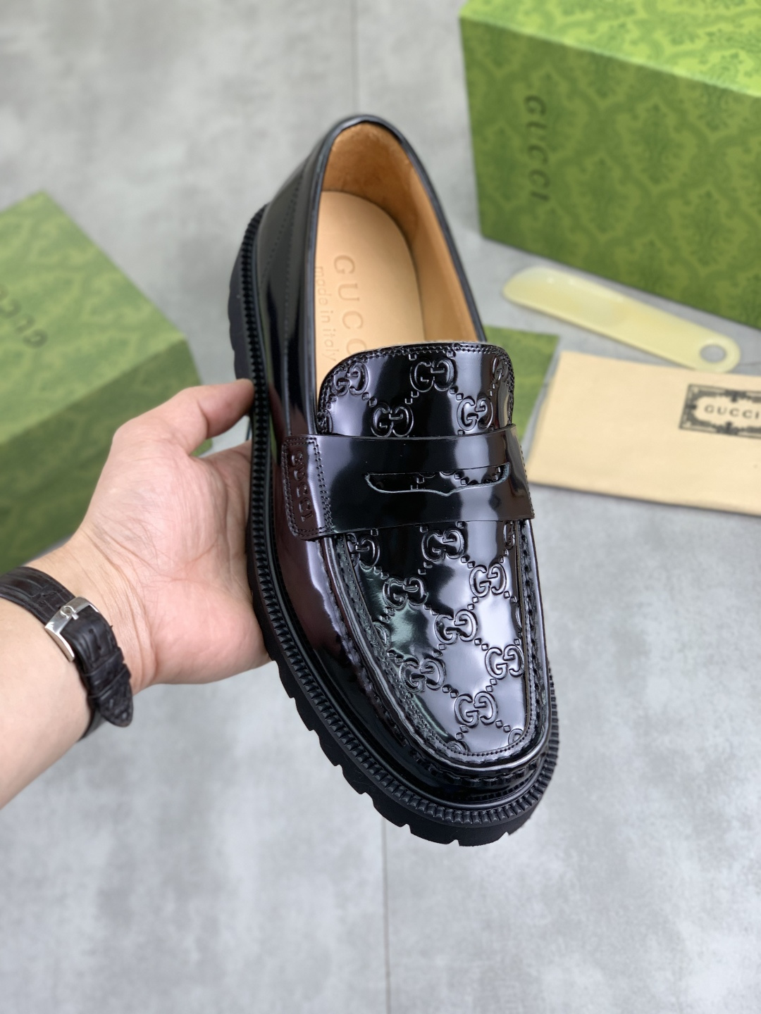 NO:665111,[Real price] Gucci business leather shoes with water-dyed cowhide (GUCCI), made of original imported Italian open-edge beaded calfskin, fully water-dyed cowhide lining, carefully handmade by professional shoemakers, the original version is specially designed for wear-resistant and lightweight foam outsole. Standard size 38-45, 5 colors to choose from, gucci, gucci, cowhide19860909【实价】水染牛里（GUCCI） 古驰商务皮鞋,釆用原版进口意大利开边珠小牛皮,全水染牛皮内里、专业鞋匠精心手工制,原版专供耐磨轻便发泡大底.标准码38-45 5色选,,gucci,gucci,cowhide,Men's shoes