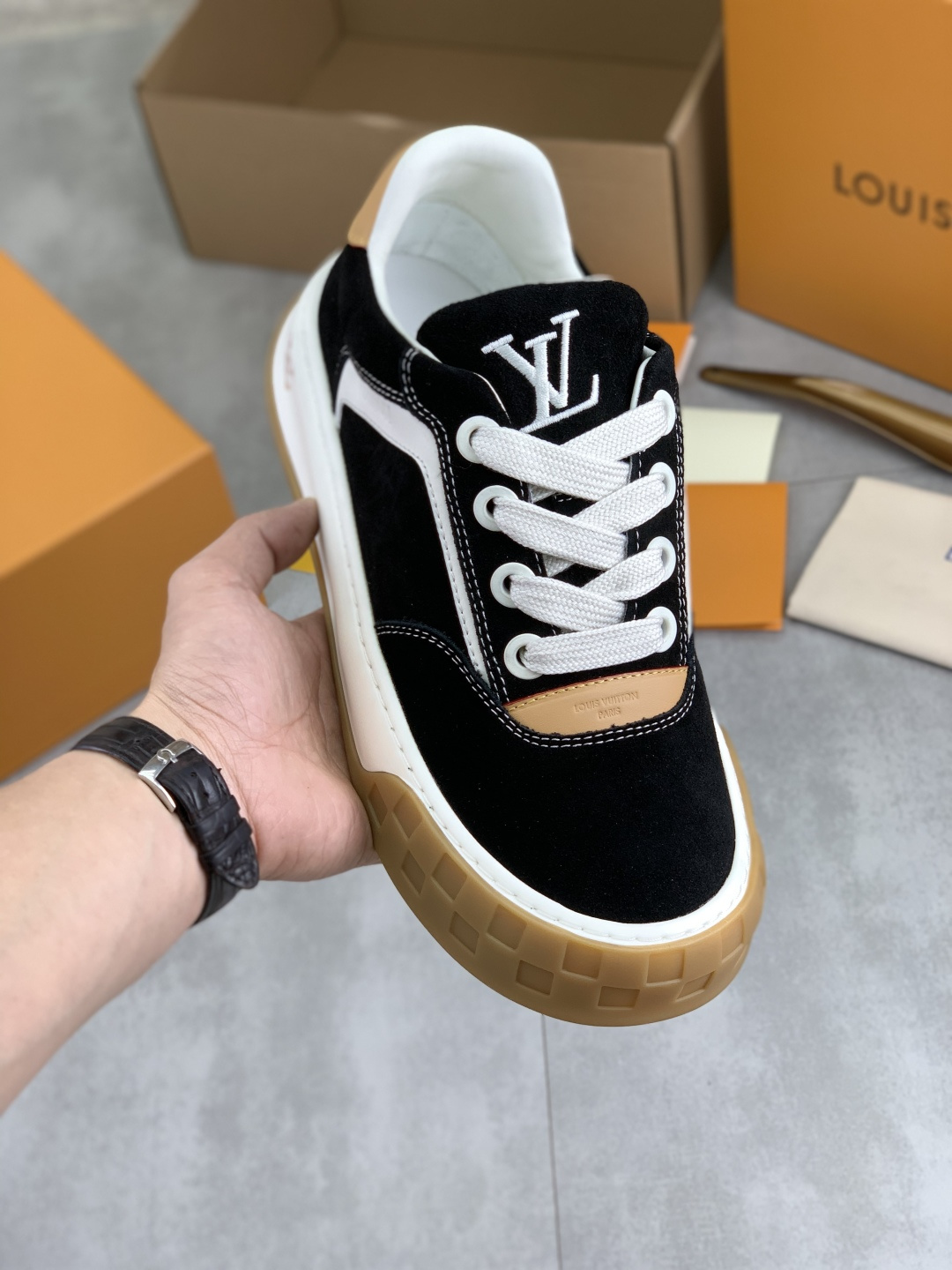 NO:680089,Actual price L home (new foam outsole) top purchasing agent Road Popular new style of the street boy, original configuration, original cowhide fabric imported from Italy, high-quality splicing technology, imported cowhide lining is soft and comfortable, a must-have for trendy men, the sole is specially provided by the original factory and the original foam sole is super comfortable, original factory follow-up goods, high quality, can be entered and exited at will, welcome to compare, full package with airplane box code number 38-44 (order 45 46), Louis  vuitton,cowhide19860909实价 L家（新款发泡大底）顶级代购 路 炸街男神人气爆款新款原厂配置,意大利进口原版牛皮面料,高品质拼接工艺,进口牛皮内里柔软舒适,潮男必备,鞋底原厂特供原版发泡底超级舒适,原厂跟单货,高品质,可随意进出,欢迎对比,全套包装配飞机盒 码数 38-44（ 订 45 46）,,louis vuitton,cowhide,Men's shoes