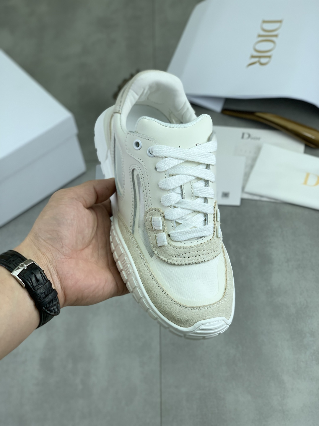 NO:680087,Real price Dior Tech sneakers  New products in the 2026 early spring series, with fashionable details, highlighting retro aesthetics. The light beige suede cow leather upper is spliced with apricot transparent mesh fabric on the side. The upper window edge is laminated with high-frequency flat ironing and counter-pressing. It replicates the original craftsmanship, which is beautiful, comfortable and does not fall off. The interior is made of sheep lining of the same color, which is soft and comfortable. The heel and tongue are embellished with the Paris logo. The textured TPU sole with the same color logo. The high version is exquisitely packaged, adding to the high-end style.  Code number 35-46,,dior,dior,sneakers,cowhide19860909实价 迪奥Dior Tech运动鞋 2026早春系列新品,搭配时尚细节,彰显复古美学.浅米色反绒牛皮革鞋面与杏色透明网眼织物侧面拼接,鞋面窗口引边采用高周波平烫反压贴合,复刻原版工艺,美观舒适不脱落.内里采用同色调羊里全包柔软舒适,后跟和鞋舌点缀以Paris标志,富有纹理的TPU同色调标志鞋底,高版本精美全套包装,增添高订风范. 码数35-46,,dior,dior,sneakers,cowhide,Men's shoes