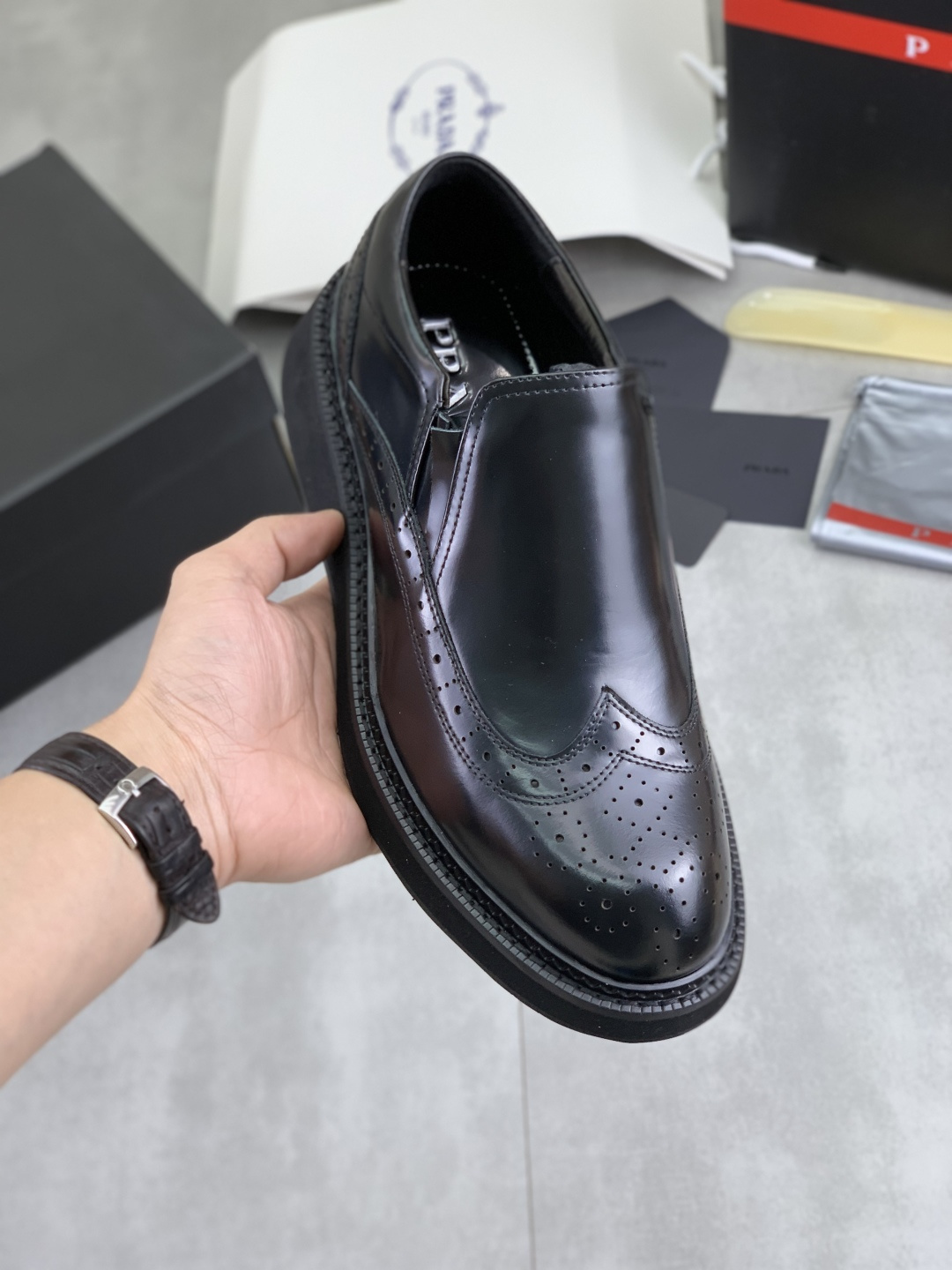 NO:779671,Real price PRADA top version Prada's new casual leather shoes. Original purchase and development. Prada men's classic series. Technological breathable fabrics with cowhide. Casual sports shoes. Casual sports dad shoes combine high-tech breathable materials with cowhide. P's exclusive button decoration on the side. The outsole is full of P italic design and bright colors to show vitality and continue the brand design inspiration. Walk lightly in the city and feel unrestrained and comfortable. Delivered in exquisite packaging. Fabric original custom calfskin with breathable material.  Lined with cowhide and lined with cowhide feet. Outsole is made of open-molded TPU foam material. Bottom thickness is 3.5CM. Size Men's 38-45. Black. Burgundy color available. Prada, prada, sneakers, cowhide19860909实价 PRADA 顶级版本 普拉达新款休闲皮鞋 原版购入开发 做货 普拉达家男士经典系列 科技透气面料搭配牛皮 休闲运动鞋 休闲之履运动老爹鞋结合高科技透气材质与牛皮,侧面P家专属纽扣装饰 大底满满P斜体设计和鲜艳色彩展现活力,延续品牌设计灵感.轻盈漫步都市,感受无拘舒适. 配送精美包装 面料原版定制小牛皮配透气材质 内里牛皮内里牛皮垫脚 大底开模TPU发泡材质 底厚3.5CM Size 男款38-45 黑色 酒红色颜色可选,,prada,prada,sneakers,cowhide,Men's shoes