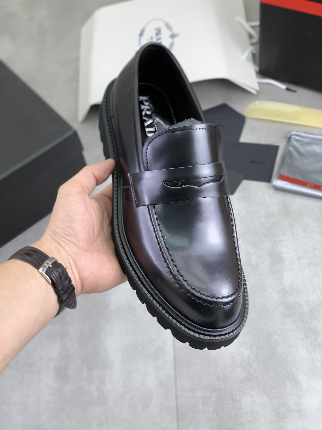 NO:779630,Real price PRADA top version Prada's new casual leather shoes. Original purchase and development. Prada men's classic series. Technological breathable fabrics with cowhide. Casual sports shoes. Casual sports dad shoes combine high-tech breathable materials with cowhide. P's exclusive button decoration on the side. The outsole is full of P italic design and bright colors to show vitality and continue the brand design inspiration. Walk lightly in the city and feel unrestrained and comfortable. Delivered in exquisite packaging. Fabric original custom calfskin with breathable material.  Lined with cowhide and lined with cowhide feet. Outsole is made of open-molded TPU foam material. Bottom thickness is 3.5CM. Size Men's 38-45. Black. Burgundy color available. Prada, prada, sneakers, cowhide19860909实价 PRADA 顶级版本 普拉达新款休闲皮鞋 原版购入开发 做货 普拉达家男士经典系列 科技透气面料搭配牛皮 休闲运动鞋 休闲之履运动老爹鞋结合高科技透气材质与牛皮,侧面P家专属纽扣装饰 大底满满P斜体设计和鲜艳色彩展现活力,延续品牌设计灵感.轻盈漫步都市,感受无拘舒适. 配送精美包装 面料原版定制小牛皮配透气材质 内里牛皮内里牛皮垫脚 大底开模TPU发泡材质 底厚3.5CM Size 男款38-45 黑色 酒红色颜色可选,,prada,prada,sneakers,cowhide,Men's shoes