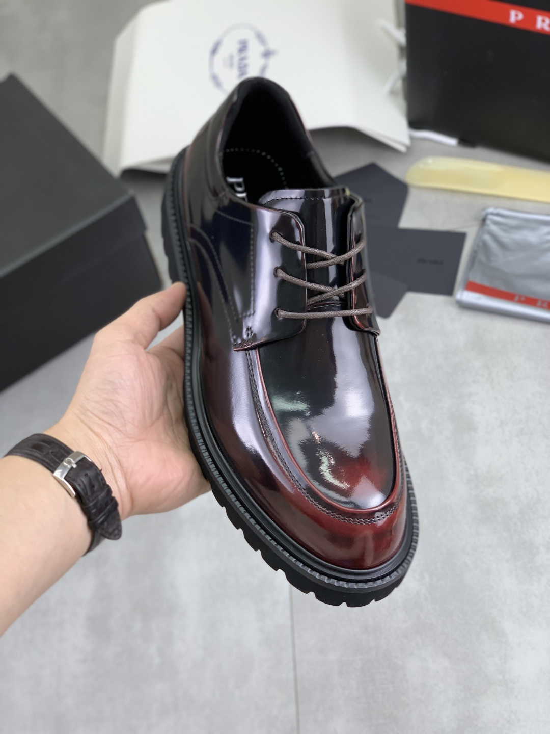 NO:852002,Real price PRADA top version Prada's new casual leather shoes. Original purchase and development. Prada men's classic series. Technological breathable fabrics with cowhide. Casual sports shoes. Casual sports dad shoes combine high-tech breathable materials with cowhide. P's exclusive button decoration on the side. The outsole is full of P italic design and bright colors to show vitality and continue the brand design inspiration. Walk lightly in the city and feel unrestrained and comfortable. Delivered in exquisite packaging. Fabric original custom calfskin with breathable material.  Lined with cowhide and lined with cowhide feet. Outsole is made of open-molded TPU foam material. Bottom thickness is 3.5CM. Size Men's 38-45. Black. Burgundy color available. Prada, prada, sneakers, cowhide19860909实价 PRADA 顶级版本 普拉达新款休闲皮鞋 原版购入开发 做货 普拉达家男士经典系列 科技透气面料搭配牛皮 休闲运动鞋 休闲之履运动老爹鞋结合高科技透气材质与牛皮,侧面P家专属纽扣装饰 大底满满P斜体设计和鲜艳色彩展现活力,延续品牌设计灵感.轻盈漫步都市,感受无拘舒适. 配送精美包装 面料原版定制小牛皮配透气材质 内里牛皮内里牛皮垫脚 大底开模TPU发泡材质 底厚3.5CM Size 男款38-45 黑色 酒红色颜色可选,,prada,prada,sneakers,cowhide,Men's shoes