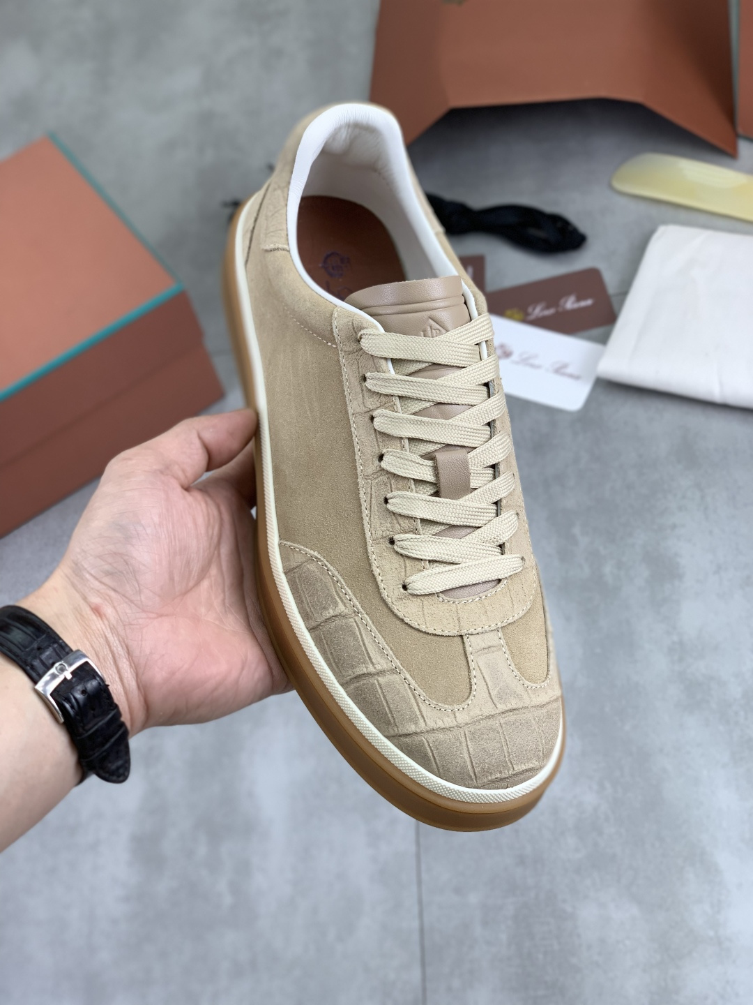 NO:778393,Real price and high quality. The latest casual shoes Loro Piana. Top-grade purchase original copy. Founded the existing Loro Piana company on August 24, 2019. The family business is now in its sixth generation. It provides high-quality products for customers who are discerning about taste and quality. Imported original fly woven with cowhide fabric, lining made of plain calfskin. Hand-stitched thread with cowhide feet. Original packaging. High-end outsole. Size 38-46. 4 colors available.  full package,,loro piana,cowhide19860909实价高品质 最新款休闲鞋Loro Piana 顶级级购买原版复制 于194月24日一手创立现有的Loro Piana公司.家族经营至今已是第六代,为讲求品味及对质量有要求的顾客提供上等的优质商品 进口原版飞织配牛皮面料 ,内里平纹小牛皮制成 手工缝制线配牛皮垫脚 原版包装 高端大底 码数38-46 4款颜色可选 全套包装,,loro piana,cowhide,Men's shoes