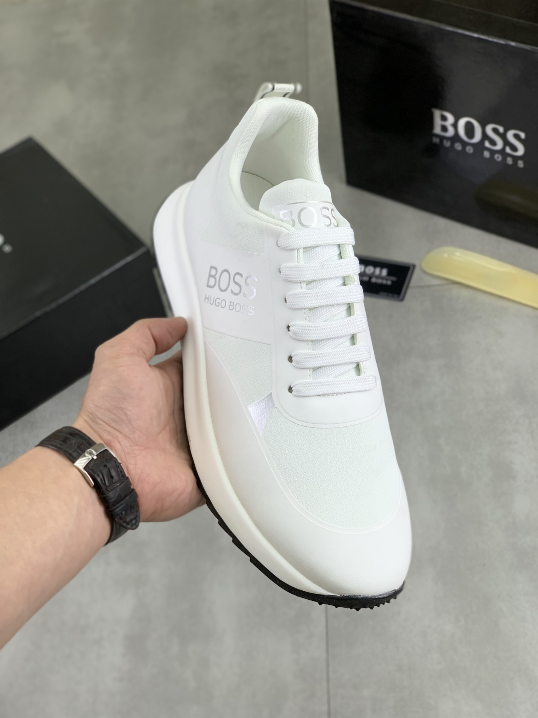 NO:690129,[Real price] [BOSS] Original lace-up men's shoes, classic high-top casual shoes. This model is the official flagship model, with high quality and made by famous original factory designers. It uses imported fly-knit breathable fabric, comfortable and breathable mesh lining, sheepskin insole, perfect last shape, generous and fashionable design, attracting many consumers. Suitable for drivers to drive. What they want is the best quality in the market. 4 colors available, code number 38--44 (45 custom-made), sheepskin19860909【实价】【BOSS】原版系带男鞋 经典高帮款休闲鞋本款是官方主打经典款,质量,原厂名师制作,采用进口飞织透气面料舒适透气网布內里羊皮鞋垫,完美楦型,大方时尚的设计,吸引了众多消费者的追捧,适合司机驾车行驶,要的就是市场最品质,颜色4色可选 码数38--44（45 定做）,,sheepskin,Men's shoes