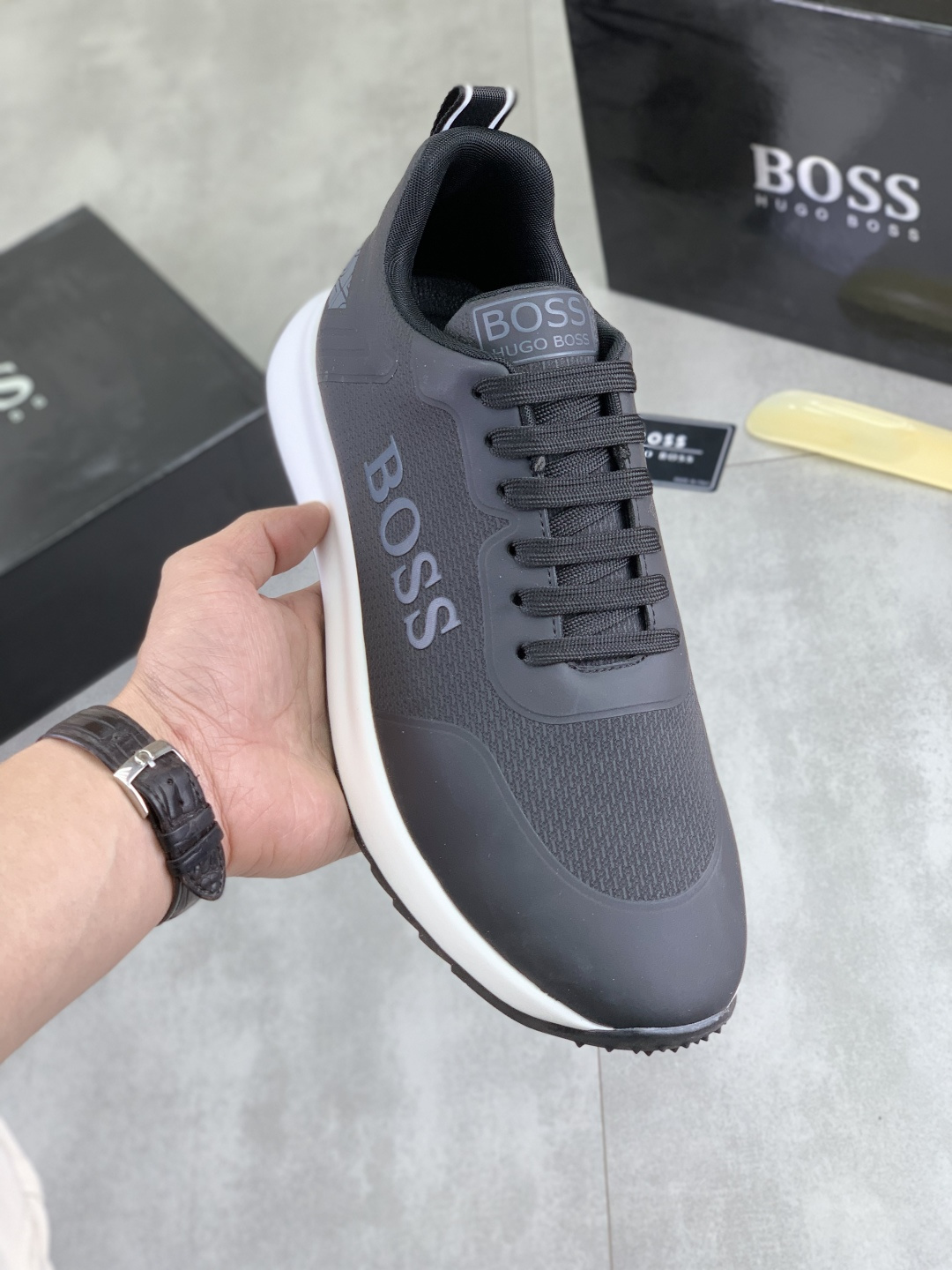 NO:690132,[Real price] [BOSS] Original lace-up men's shoes, classic high-top casual shoes. This model is the official flagship model, with high quality and made by famous original factory designers. It adopts imported fly-knit breathable fabrics, comfortable and breathable mesh lining, sheepskin insoles, perfect last shape, generous and fashionable design, which has attracted many consumers. Suitable for drivers to drive. What they want is the best quality in the market. There are 3 colors to choose from. Size 38--44 (45 customized), sheepskin19860909【实价】【BOSS】原版系带男鞋 经典高帮款休闲鞋本款是官方主打经典款,质量,原厂名师制作,采用进口飞织透气面料舒适透气网布內里羊皮鞋垫,完美楦型,大方时尚的设计,吸引了众多消费者的追捧,适合司机驾车行驶,要的就是市场最品质,颜色3色可选 码数38--44（45 定做）,,sheepskin,Men's shoes