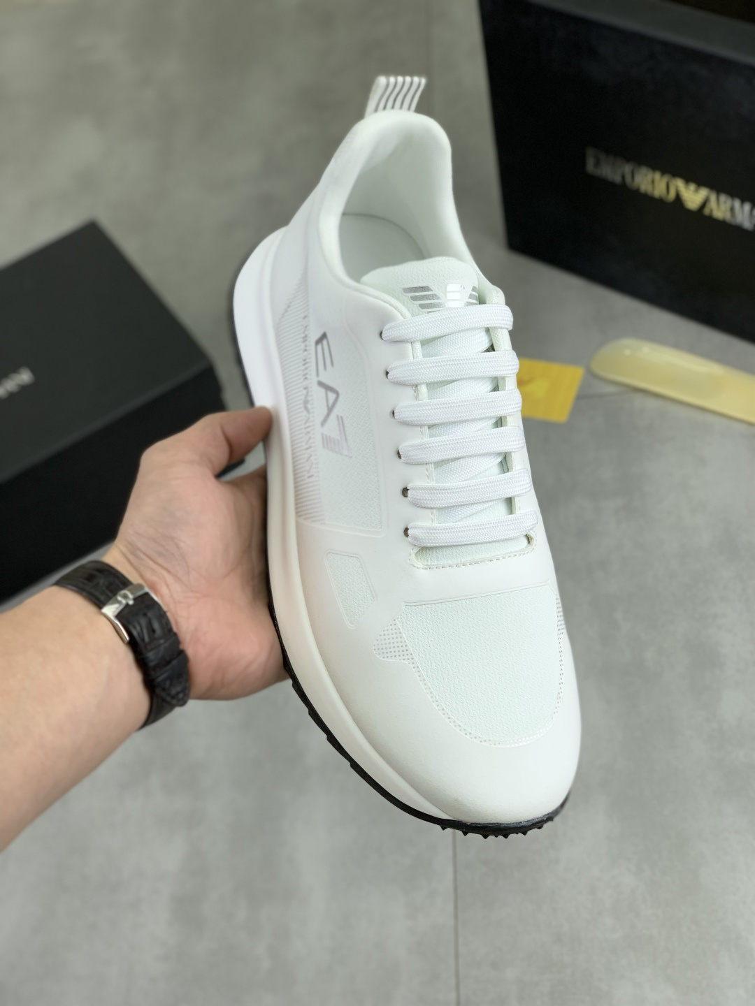 NO:690126,Real price Giorgio Armani's new casual sports men's shoes have arrived, Kint-and-Leather snakers debut. This model provides original design, combined with innovative fabrics, and the imported cowhide embossing is full of three-dimensionality!  Create a modern high-tech style, which is the ideal shoe for urban life, showing a hint of dynamic atmosphere and creating a youthful vitality!  Breathable washed sheep lining, non-slip, wear-resistant, high-elastic foam ultra-light outsole is durable, ensuring support and stability, and is comfortable to wear. It has outstanding friction, shock absorption effect and moderate support. It is comfortable and has excellent performance. It is worth having!  Code number: 38-44 (45 customized) Color 3 colors available, armani, armani, cowhide19860909实价 Giorgio Armani阿玛尼新款休闲运动男鞋到货,Kint-and-Leather snakers新秀首发 这款提供原创设计,并与创新面料相结合,进口牛皮压纹立体感十足！打造富有现代气息的高科技造型,是都市生活的理想鞋履,呈现一丝动感气息,营造洋溢年轻活力！透气水洗羊里,防滑耐磨高弹发泡超轻大底经久耐穿,确保支撑力与稳定性,穿着舒适不凡.具备出众的摩擦力、减震效果和适度支撑,舒适不凡,性能优异,值得拥有！码数:38-44（45定做）颜色3色可选,,armani,armani,cowhide,Men's shoes