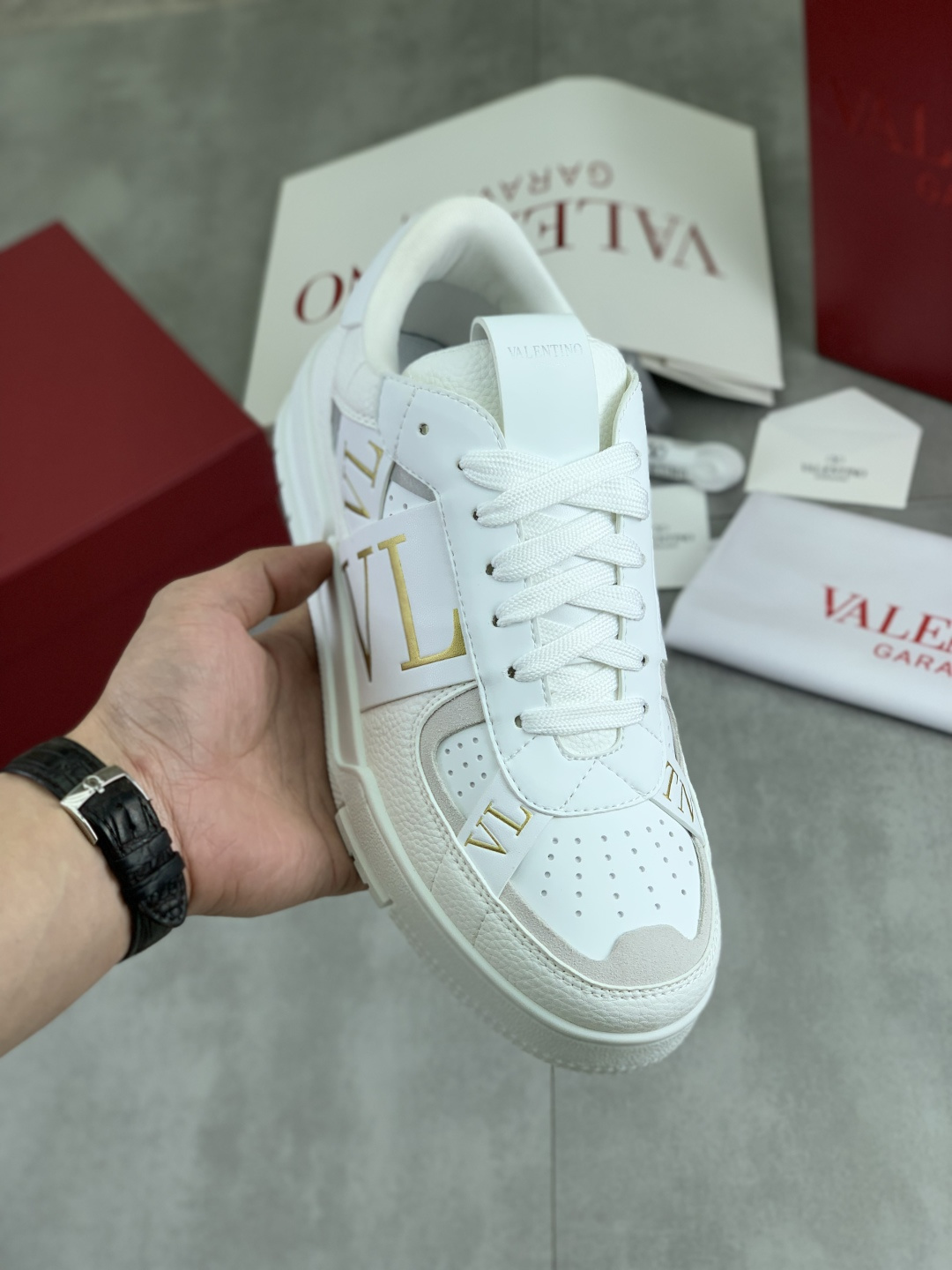 NO:690134,Real price VLNT top original quality. ~ Unique modern style sports shoes. Must-have casual shoes for trendy men. Original imported brand from Italy, imported original materials and craftsmanship, original foot pads (refuse to discolor and grind feet). Original soles are specially provided by the original factory, Italian street style style design. Fits the feet. Original quality. Super comfortable original soles. Original VL craft on the upper. The entire shoe is wrapped by VL original craftsmanship. The VL is accurate to 1 mm from the original. It is like shooting the real thing and the real thing is better.  , high quality sneakers, men’s shoe sizes 38-46, sneakers19860909实价 VLNT顶级原单品质.～ 独特现代风运动鞋.休闲鞋潮男必备款 意大利进口原版品牌,进口原版材质.工艺,原版垫脚（拒绝脱色磨脚）鞋底原厂特供原版底,意大利街风 风格设计 贴脚 在贴原单品质 超舒服原版底 .鞋面原创VL工艺,整个鞋被VL原创工艺包裹,VL跟原版精准1毫米的误差,就好像实物拍摄实物更赞 ,高品质板鞋,男鞋码数38-46,,sneakers,Men's shoes